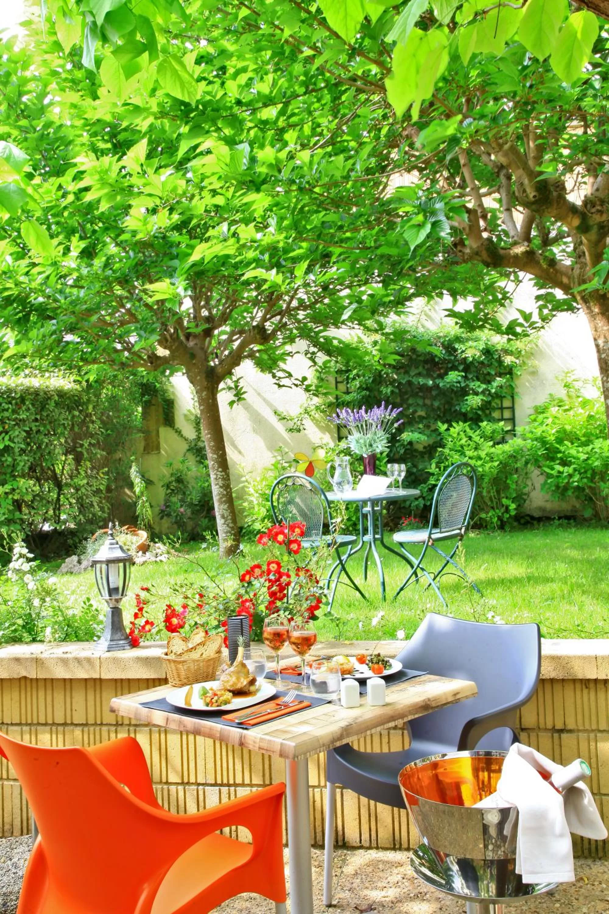Patio in Logis Hôtel Le Cygne