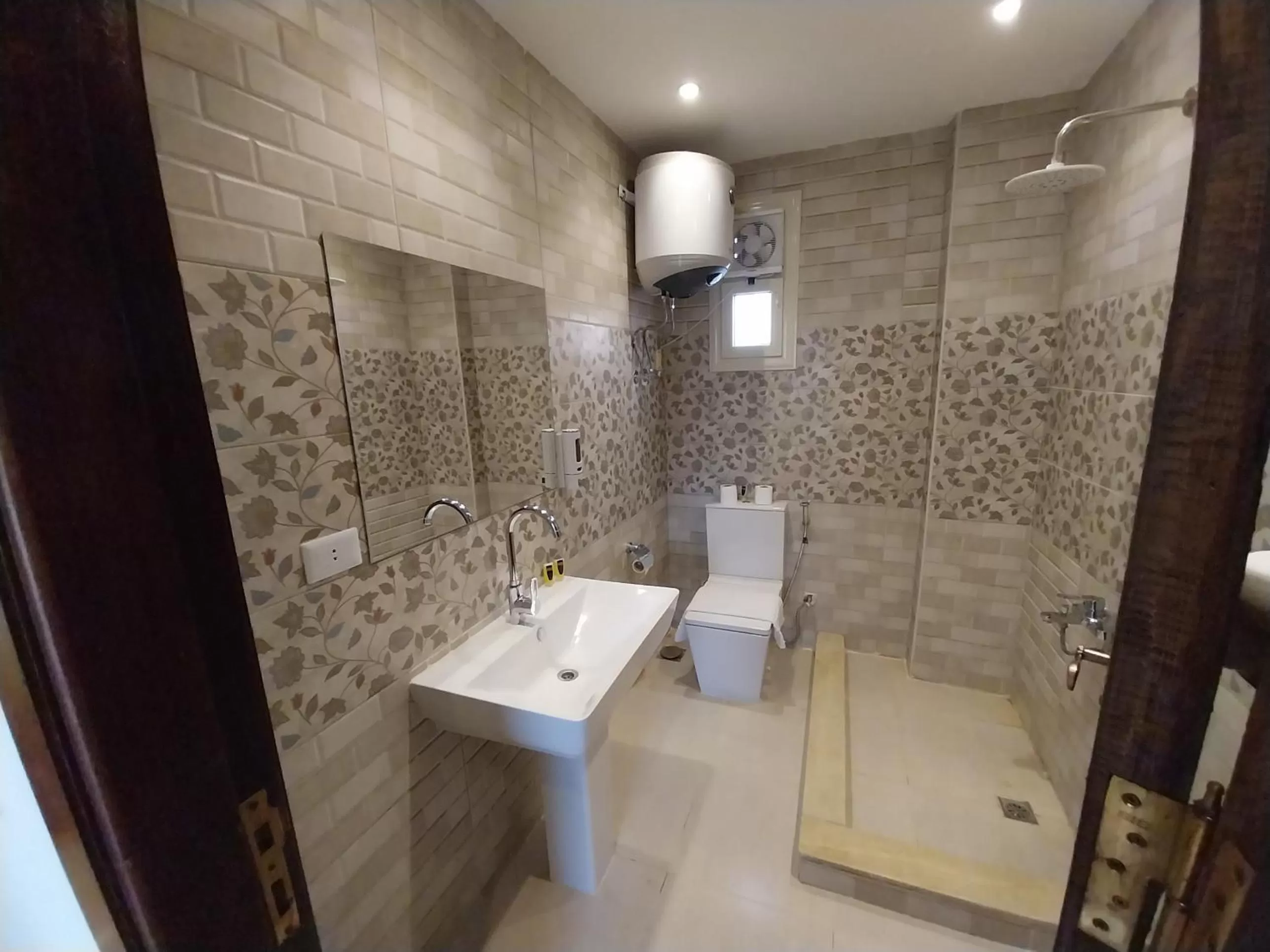 Shower in Eagles Pyramids View