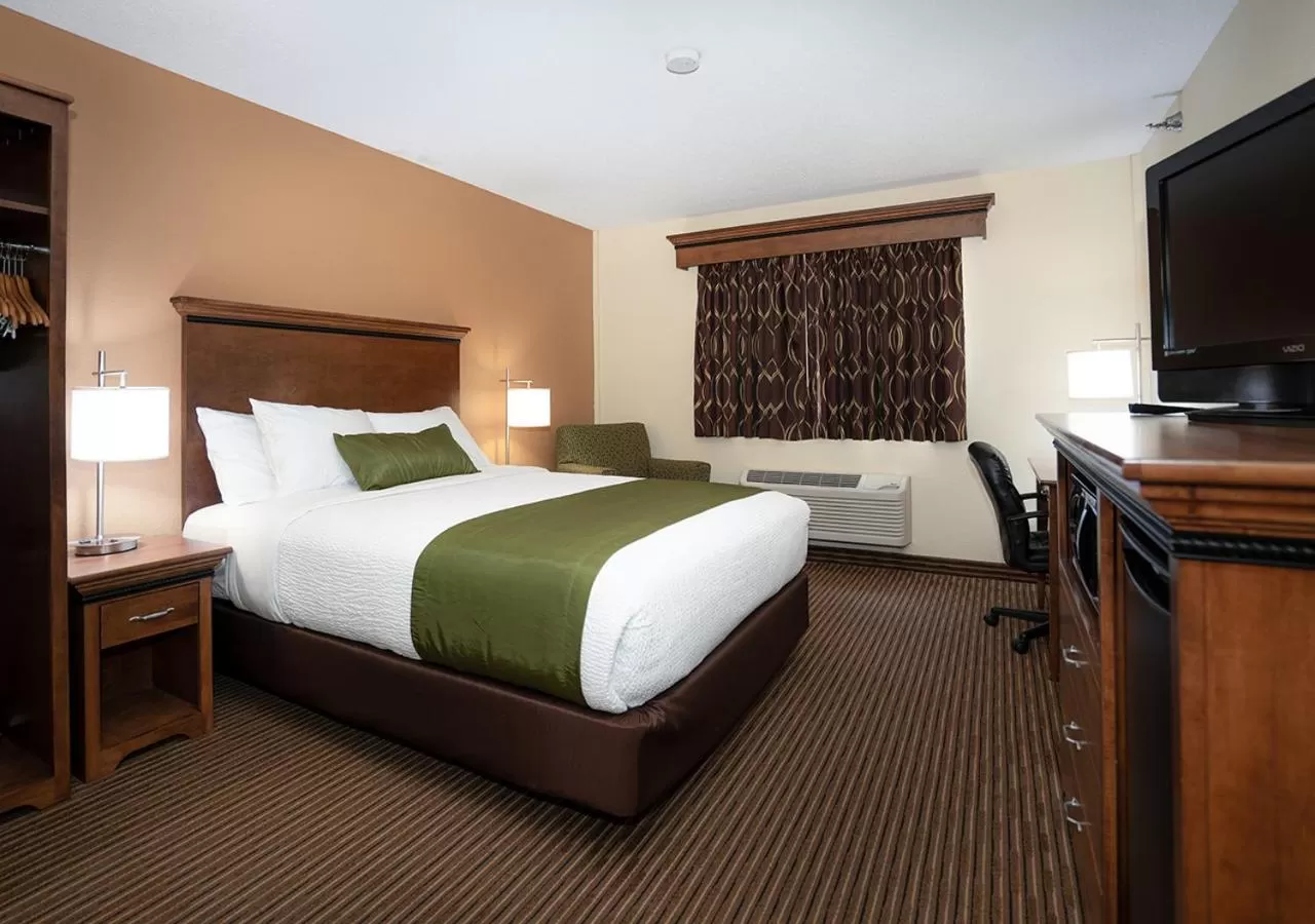 Queen Room in Country Inn Two Harbors