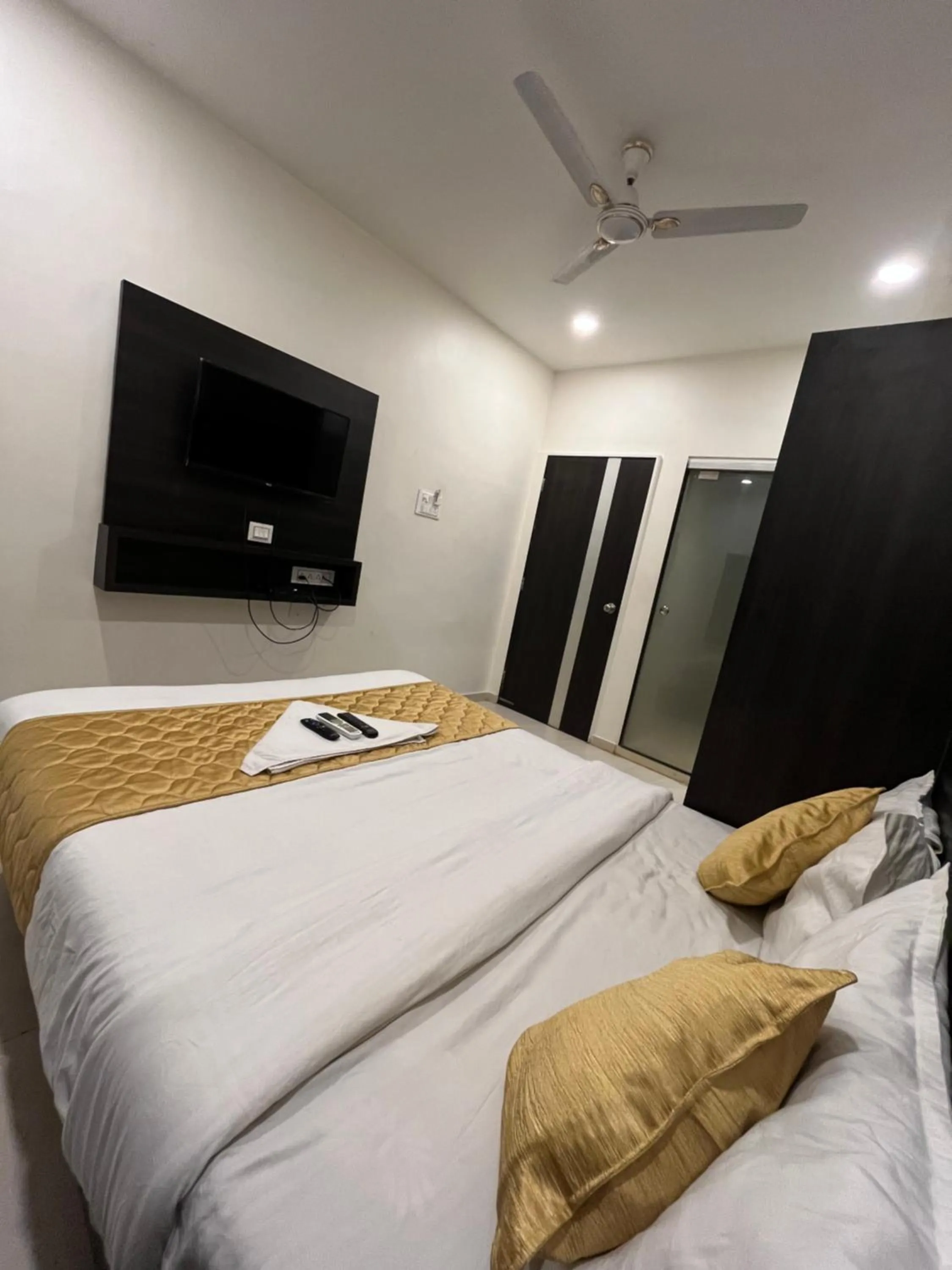 Bed in Wind Flower Regency - Near Kokilaben Hospital