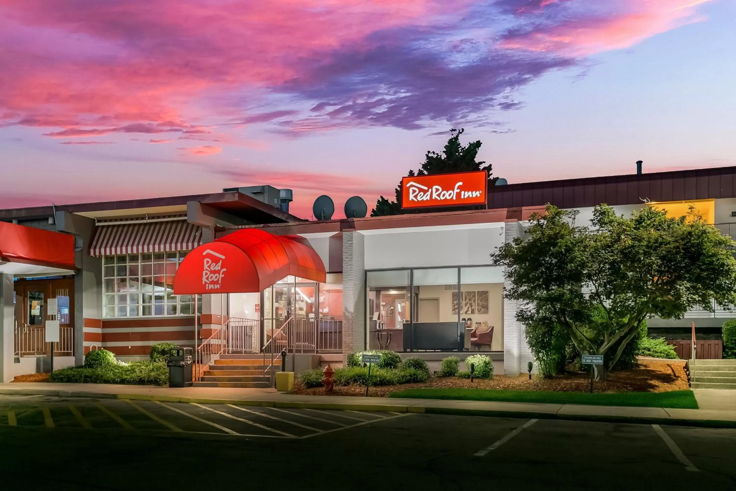 Property building in Red Roof Inn Baltimore