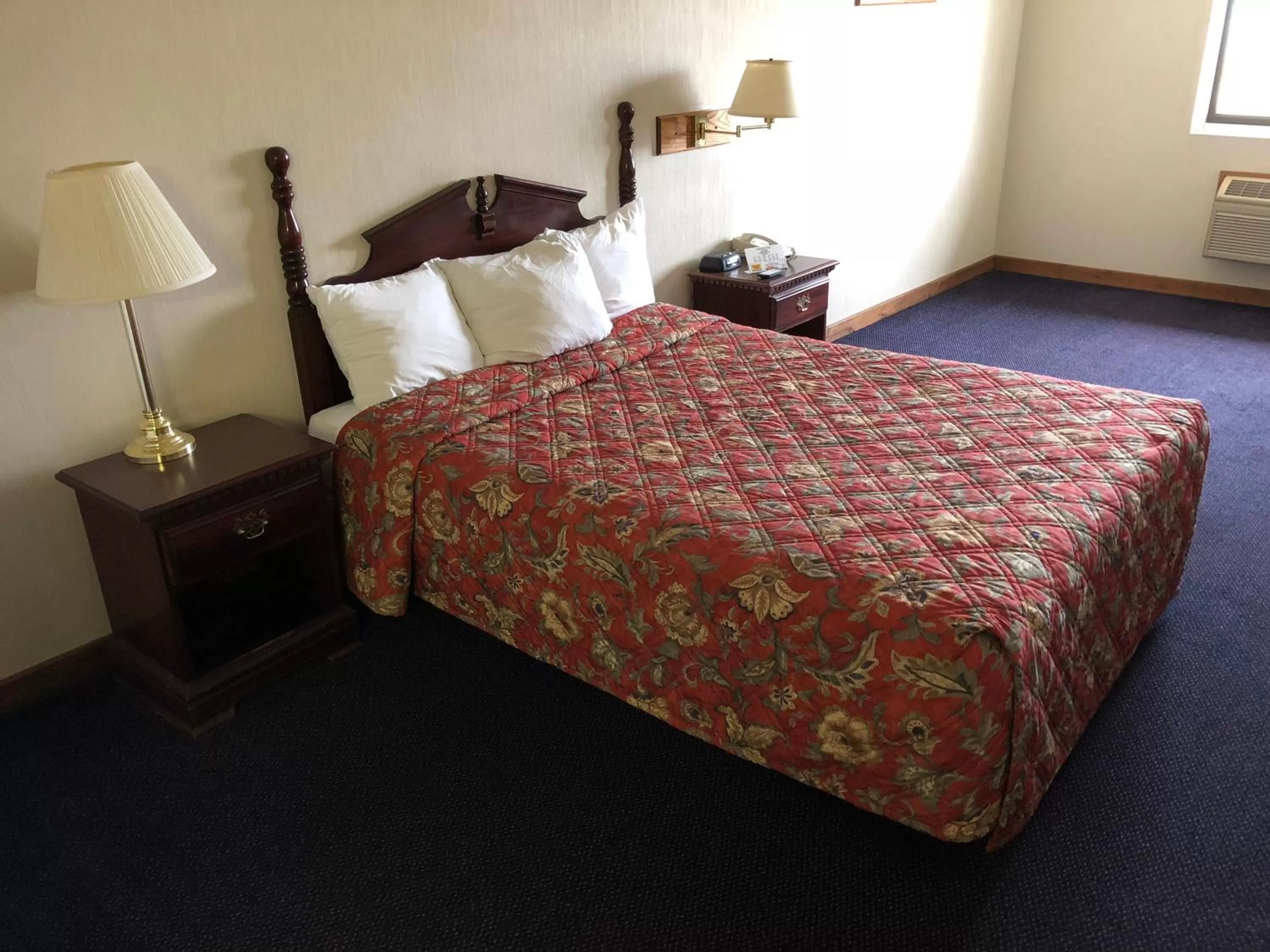 Bedroom in Denison Inn & Suites