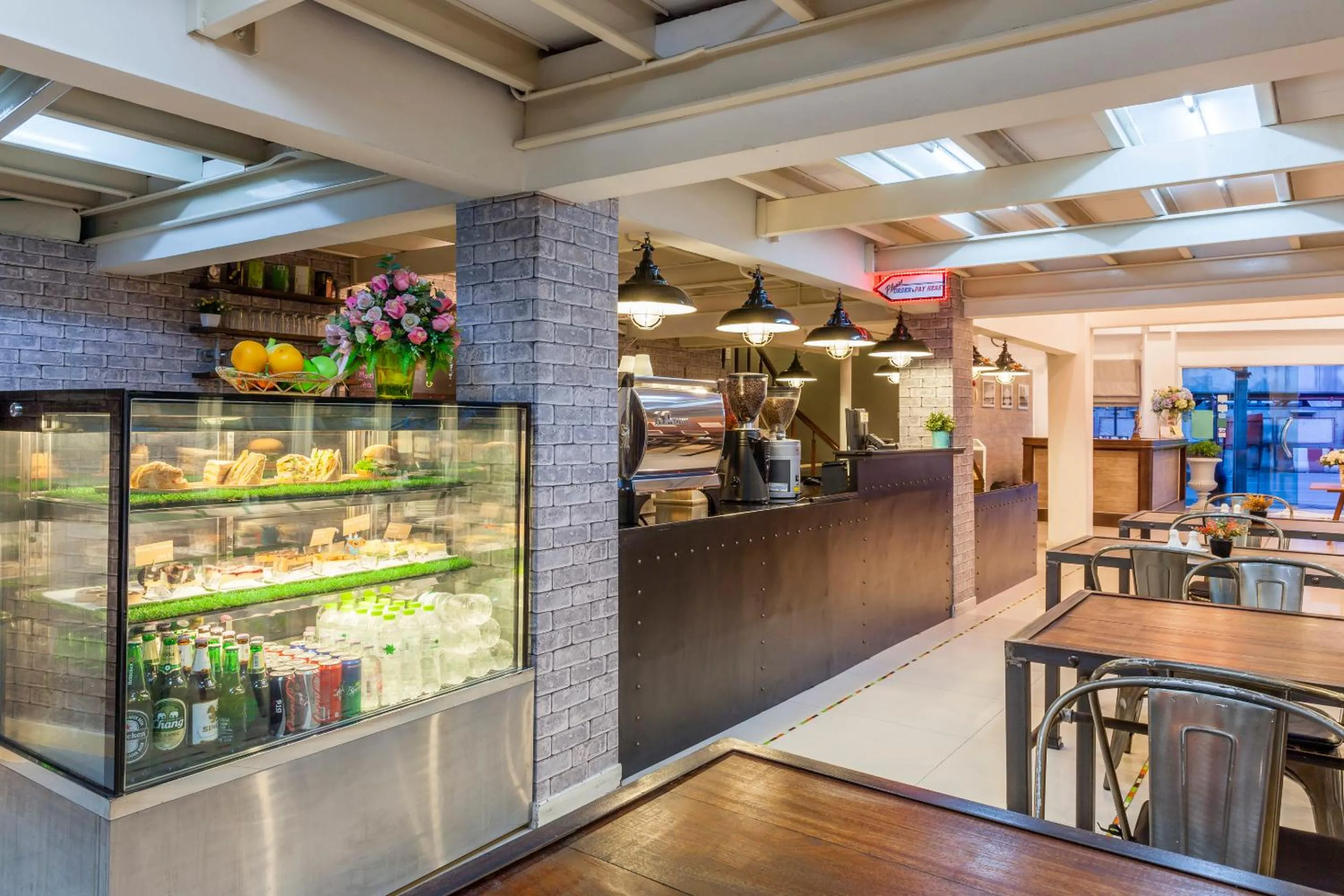 Restaurant/places to eat in At Hua Lamphong Hotel