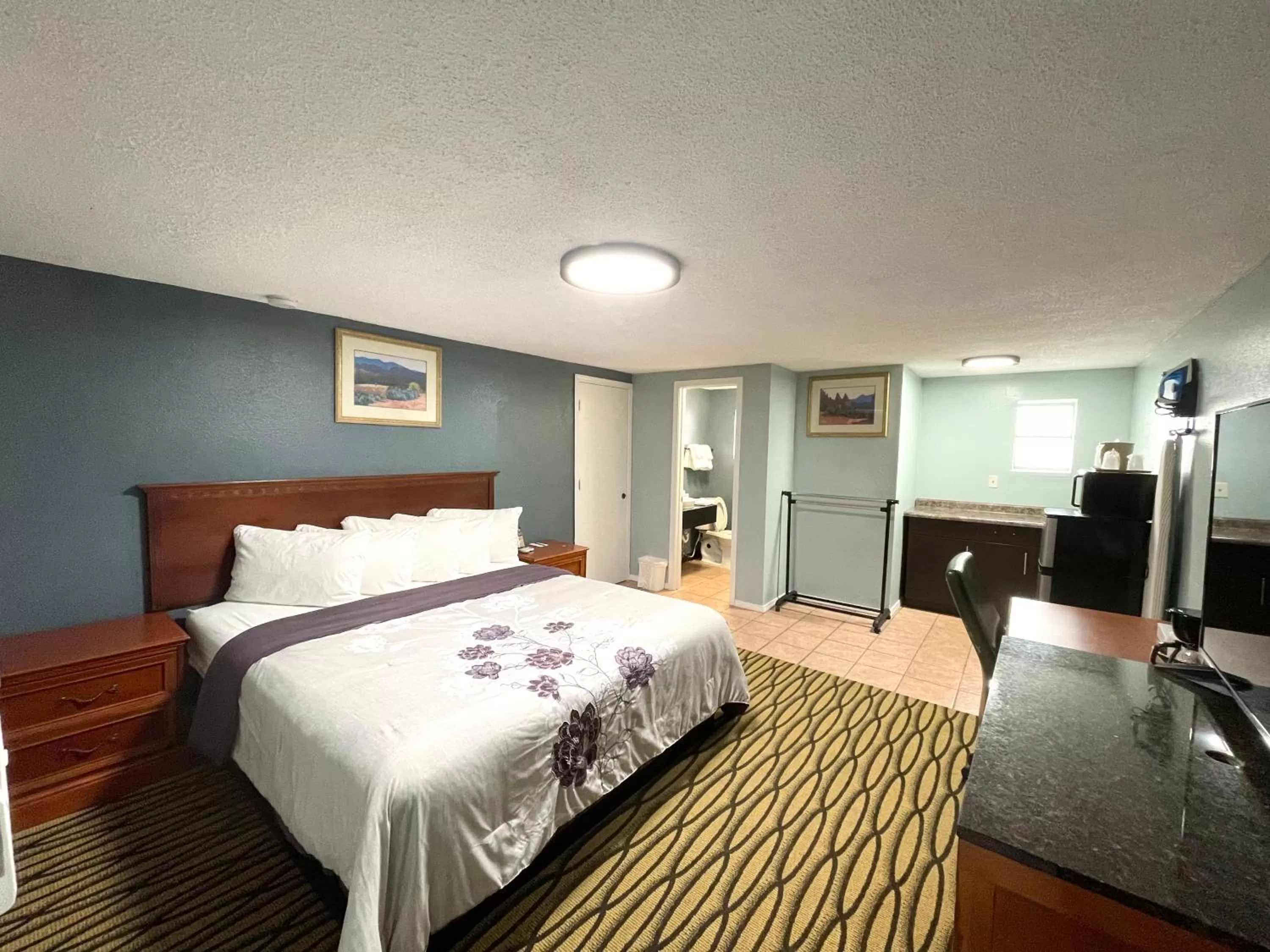 Bed in Annie Oakley Motel Oakley