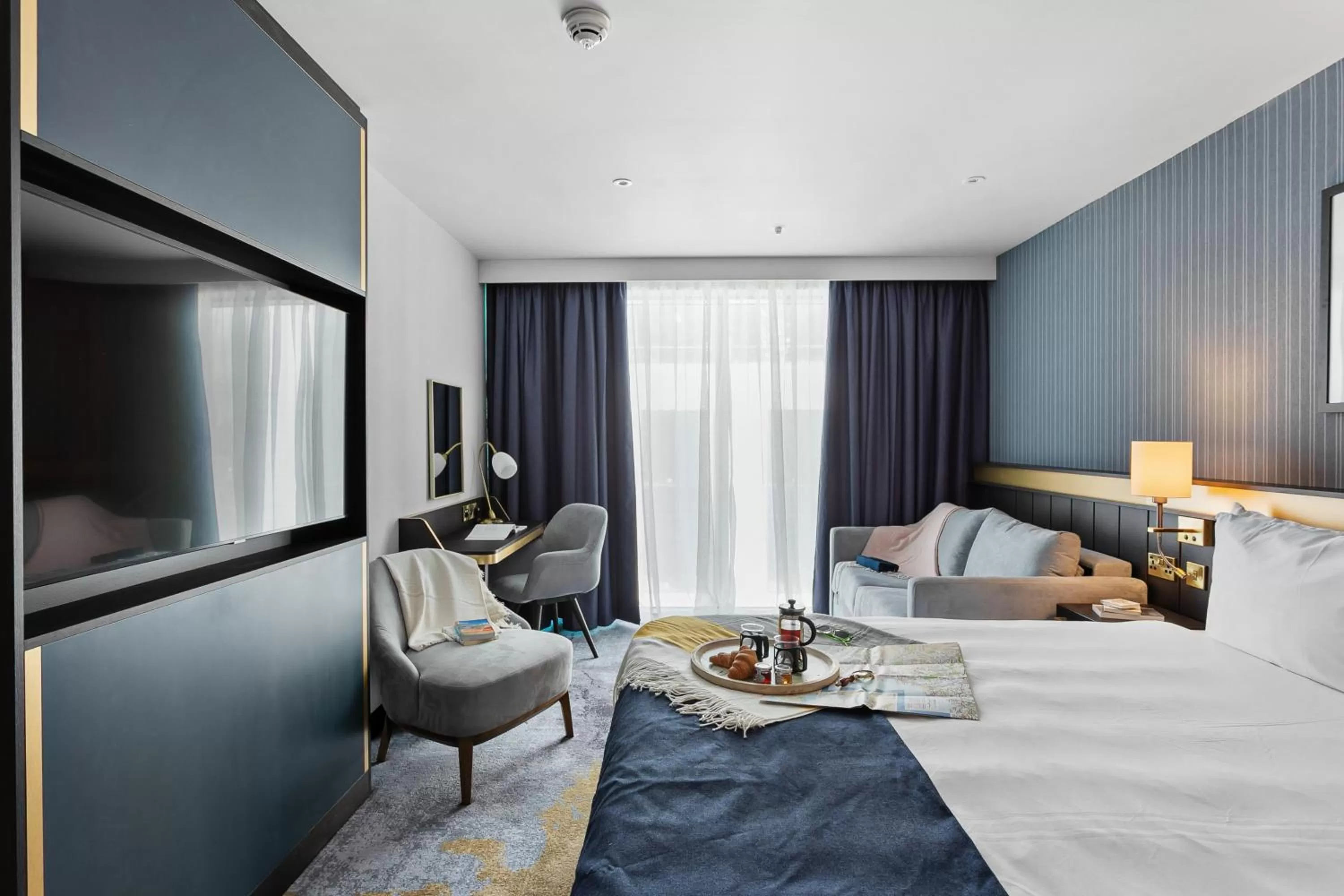 Property building, Bed in Mercure Paignton Hotel