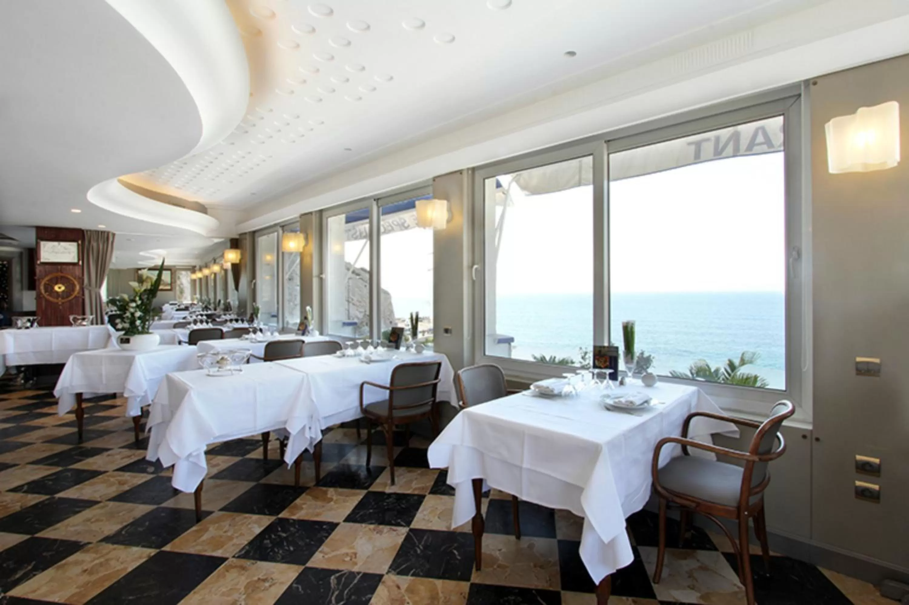 Restaurant/places to eat in Le Rhul