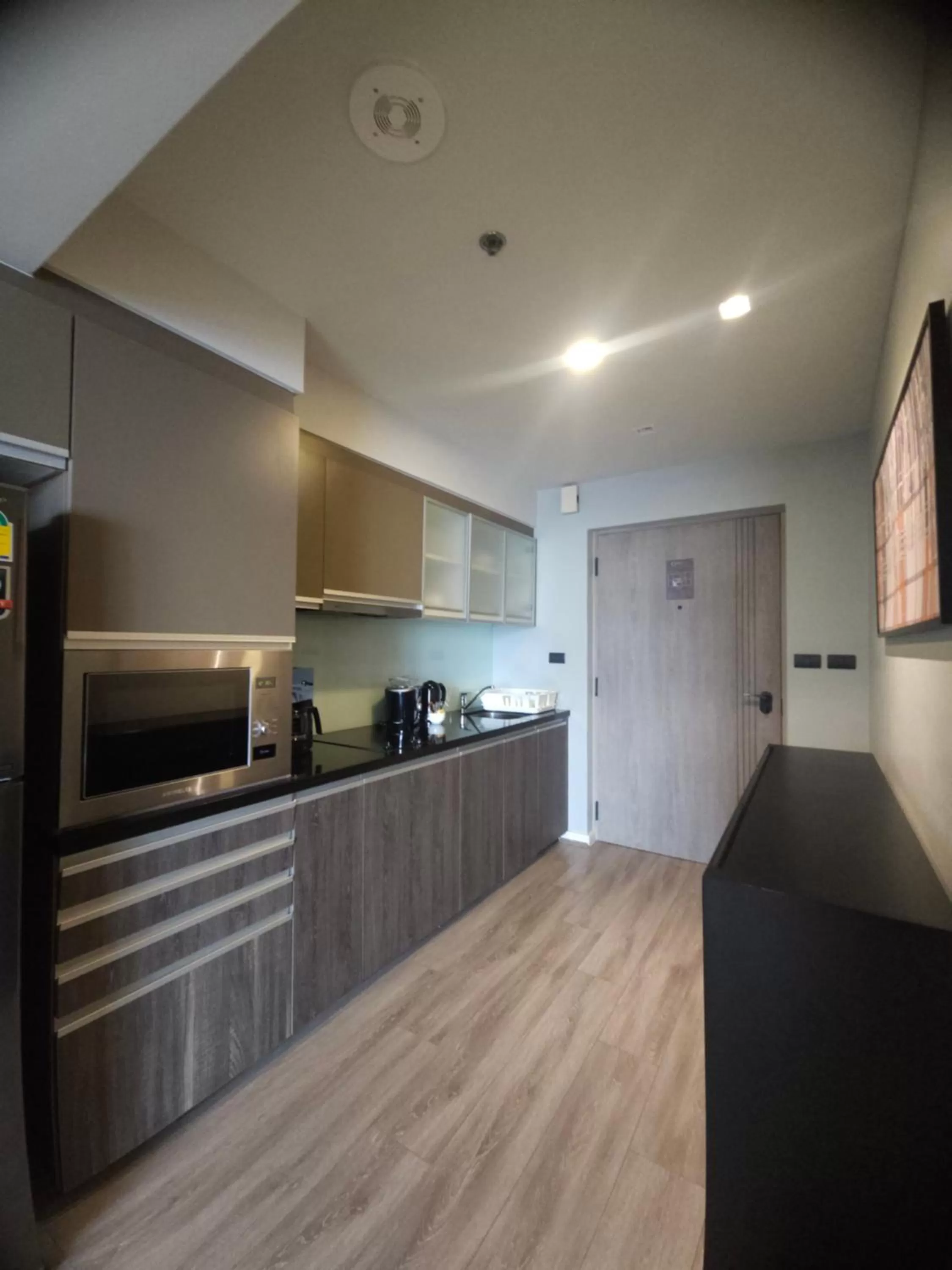 Kitchen or kitchenette in Oakwood Residence Sukhumvit Thonglor Bangkok