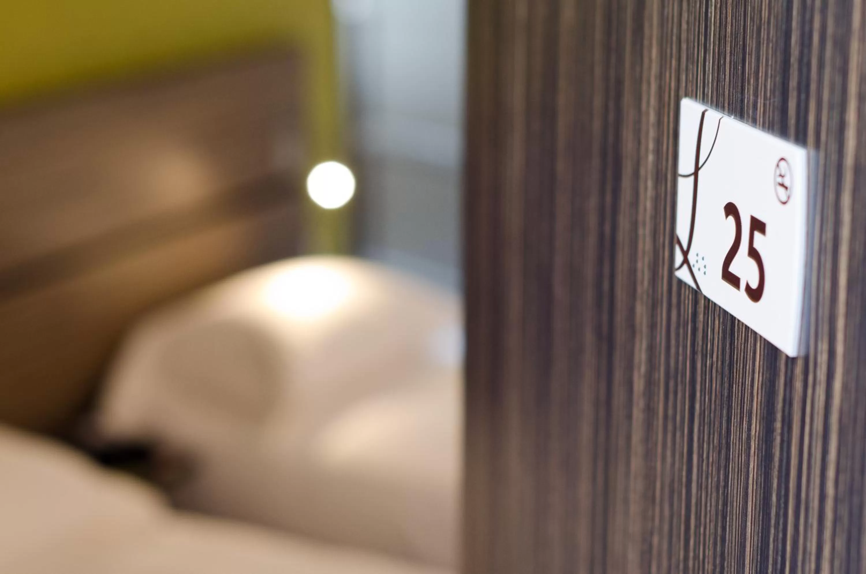 Bed in Logis Hôtel Le Vert Galant