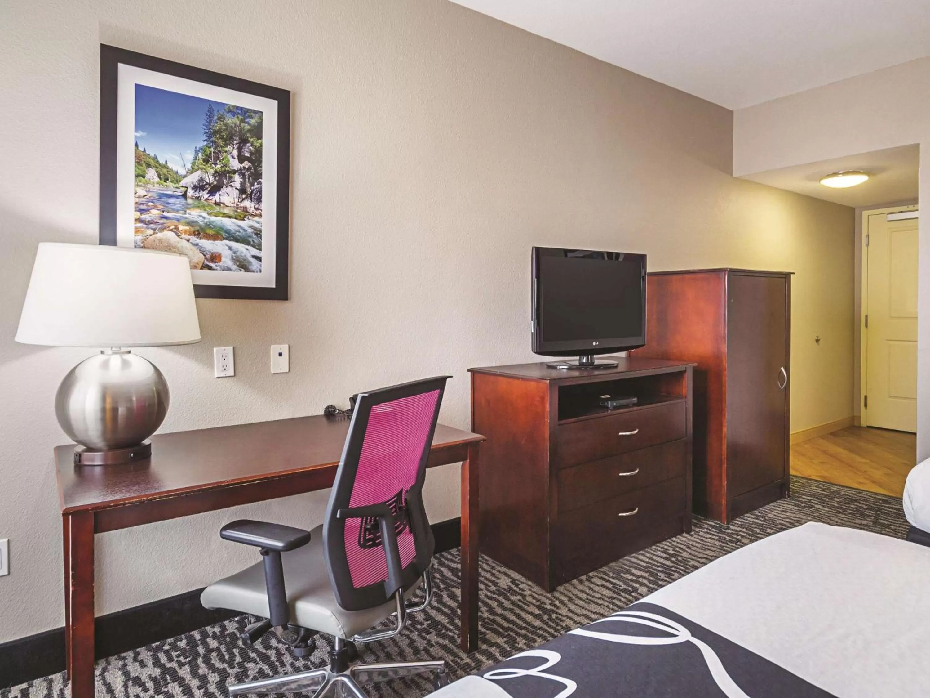 Photo of the whole room, Bed in La Quinta by Wyndham Fresno Northwest