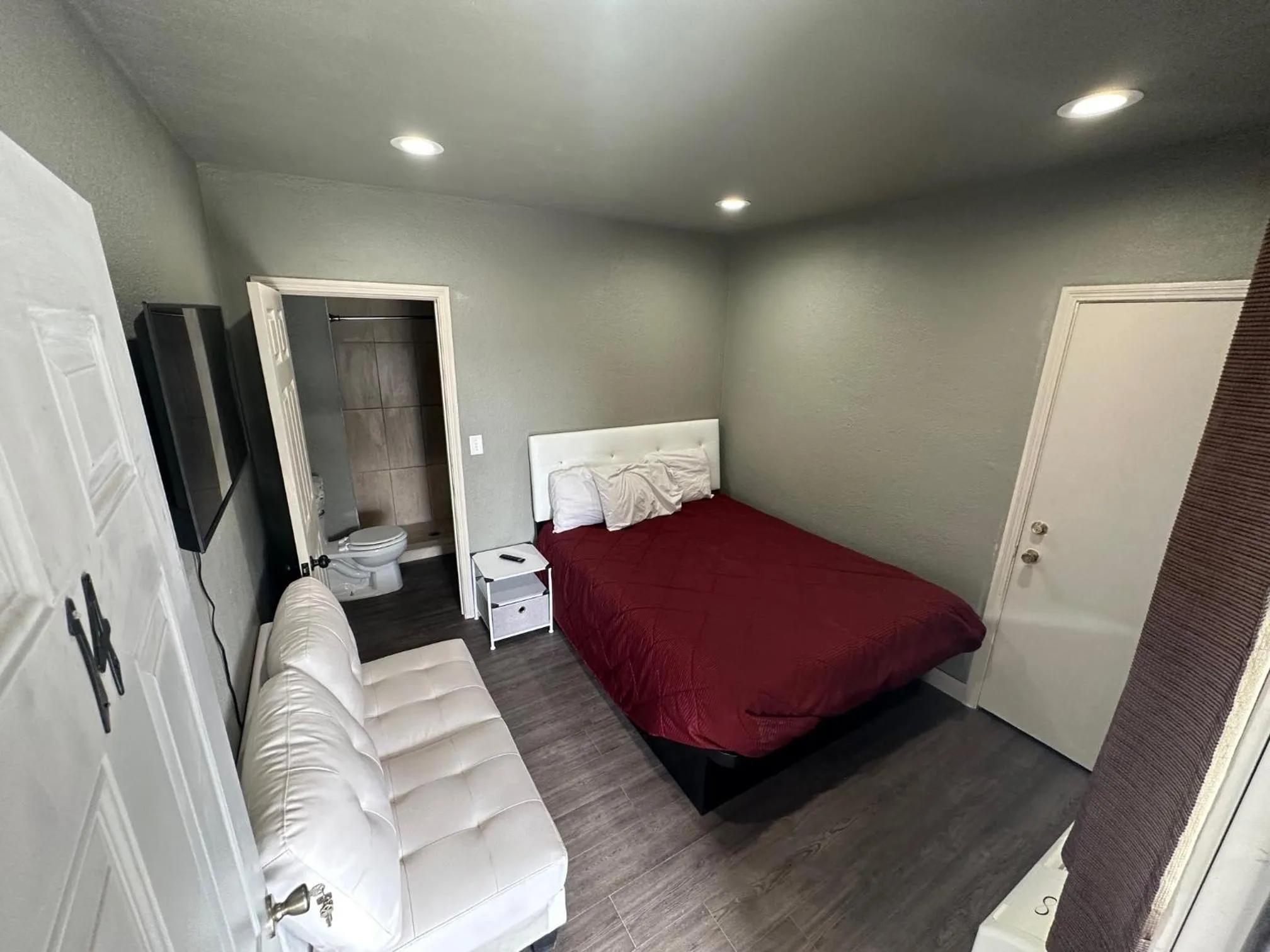 Bed in Mountain Trail Lodge and Vacation Rentals