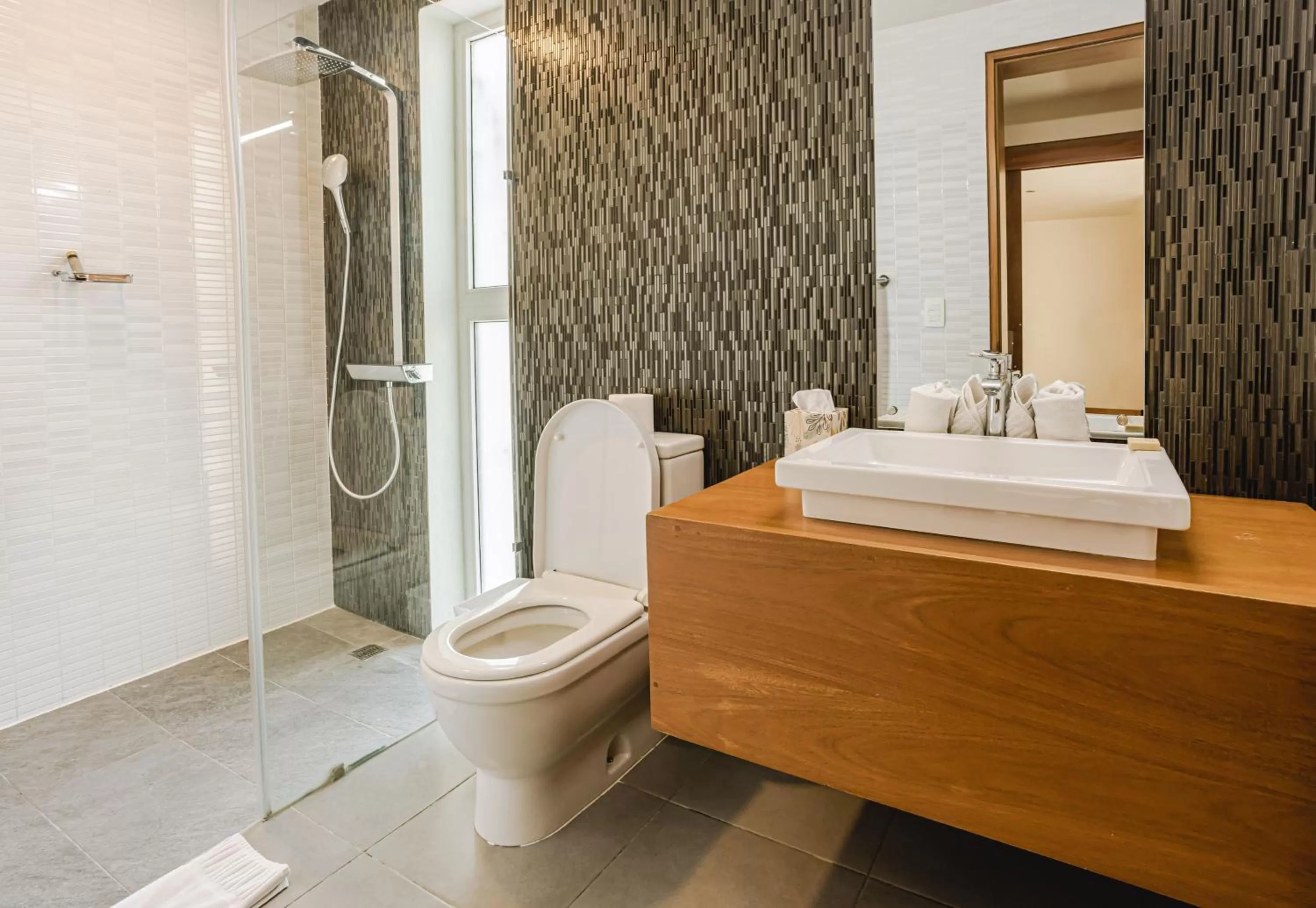 Shower in Ultravioleta Boutique Residences