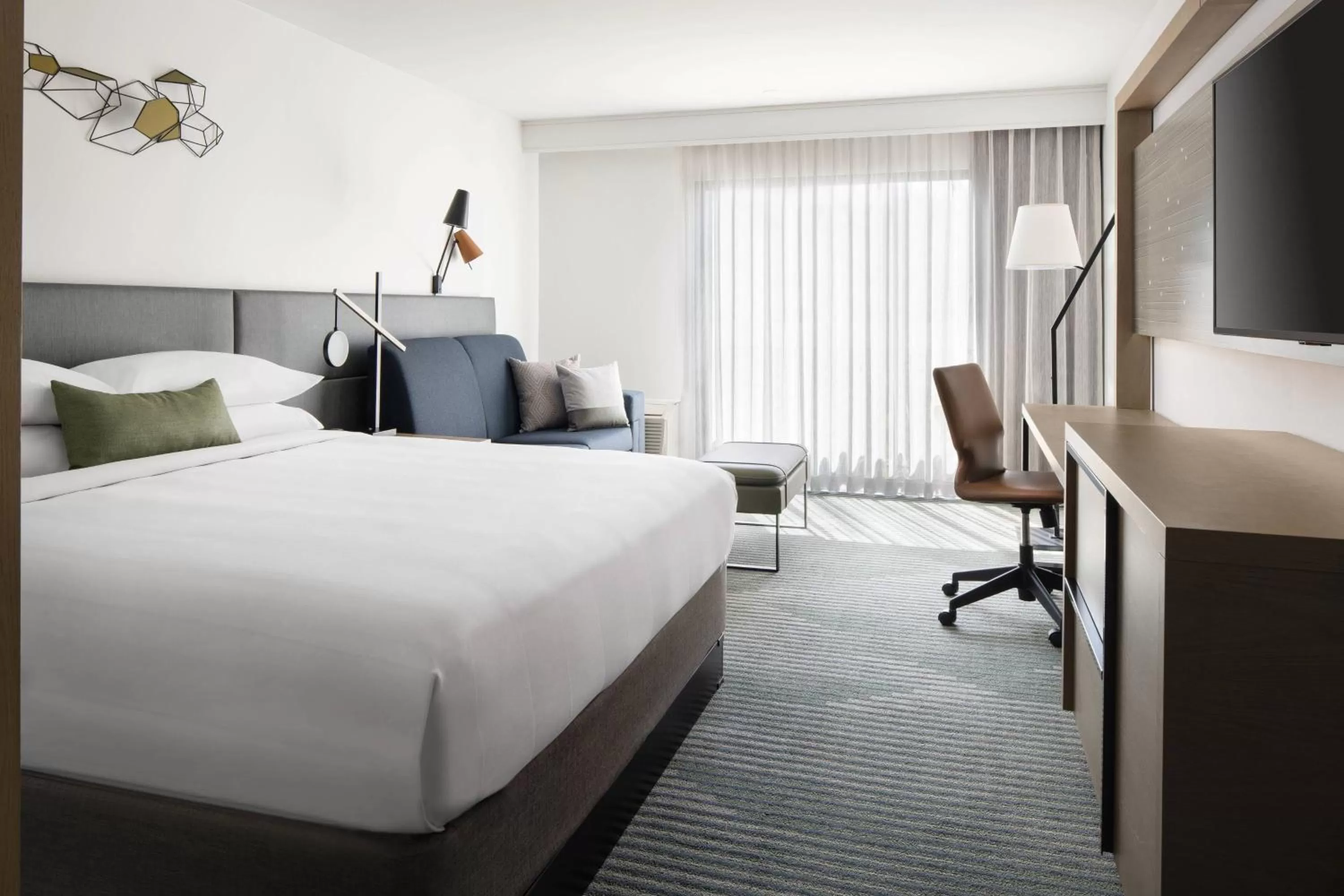 King Room with Sofa Bed and Pool View in Santa Clara Marriott