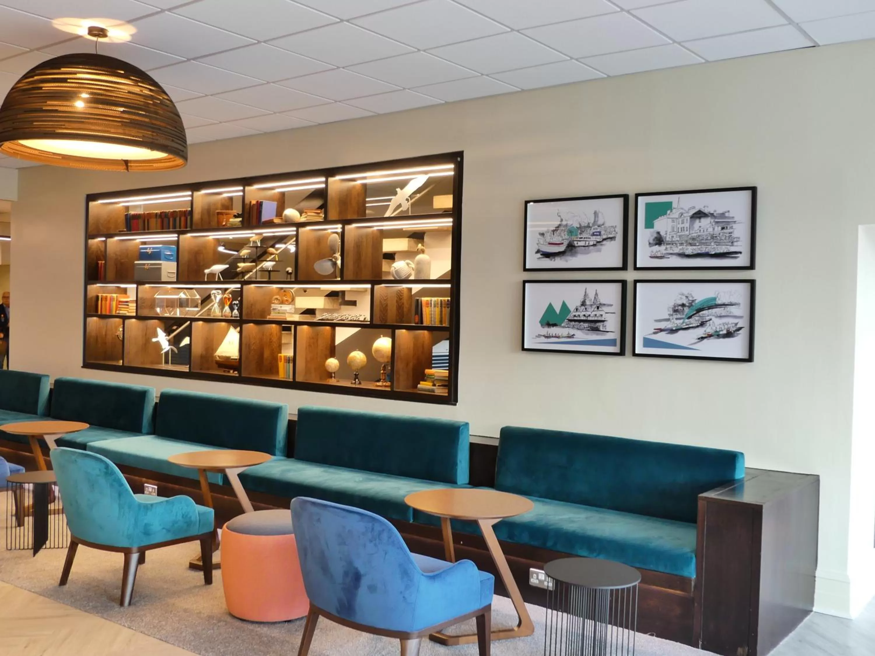 Lounge or bar in Mercure Bedford Centre Hotel