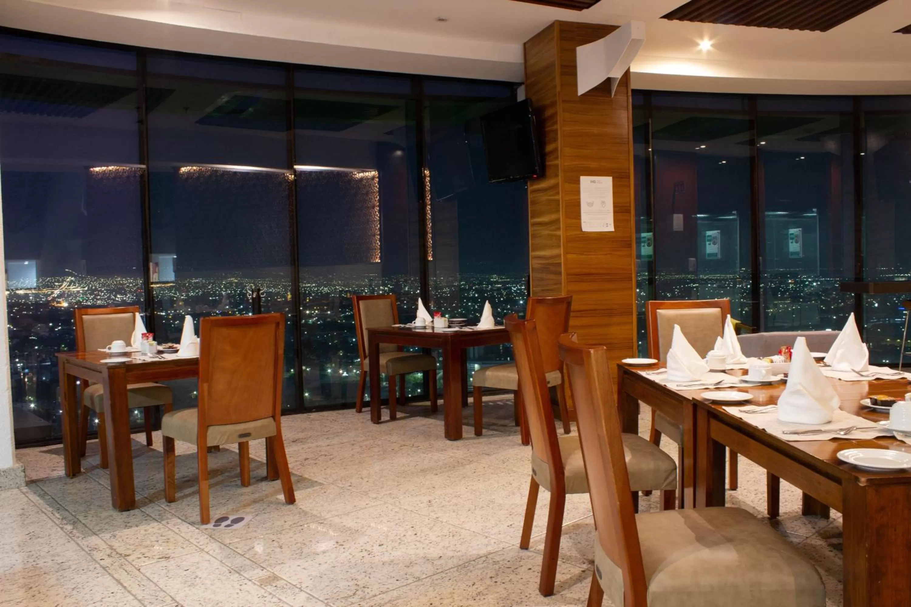 Restaurant/places to eat in Holiday Inn Queretaro Zona Diamante by IHG