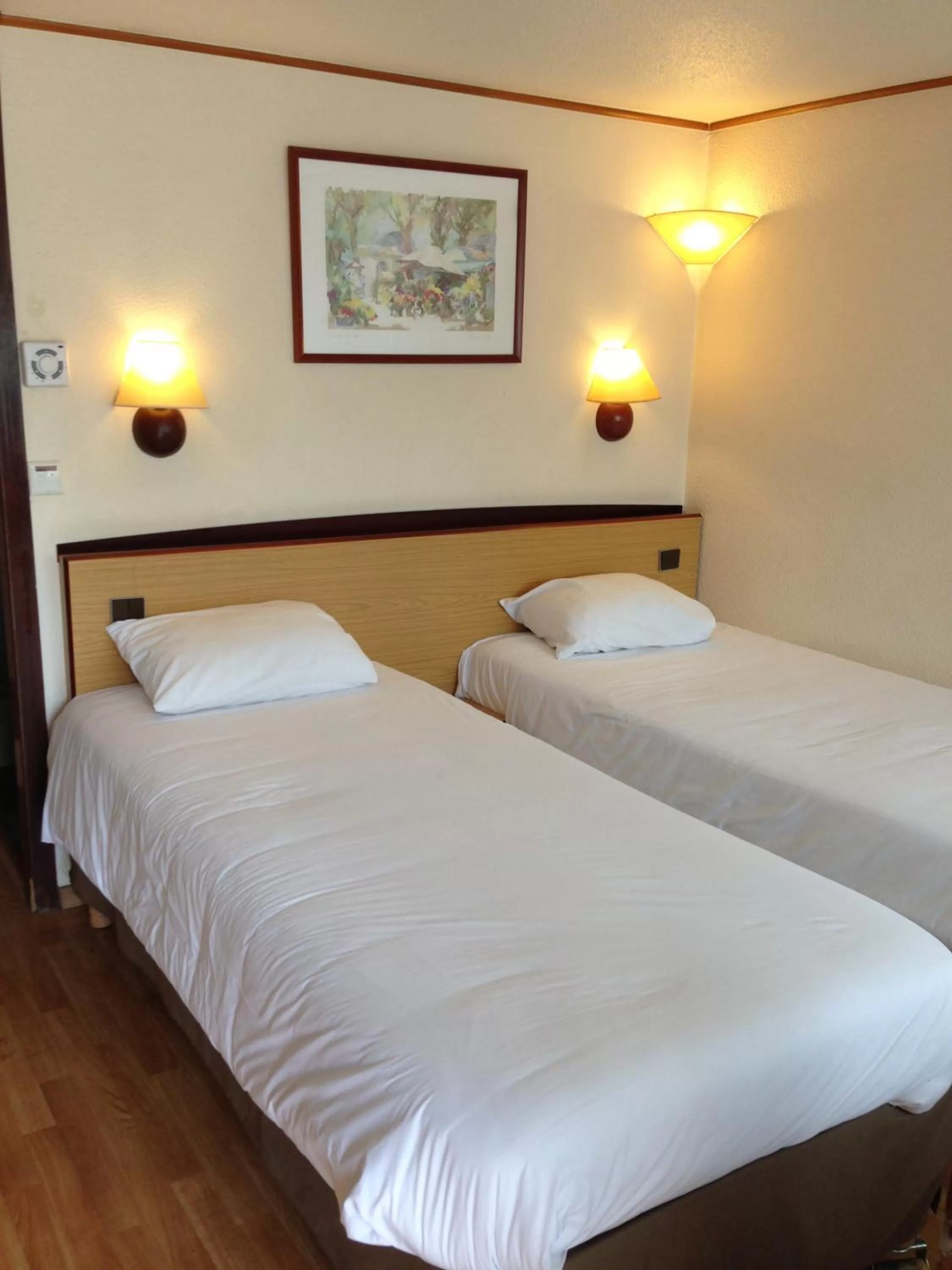 Photo of the whole room, Bed in Campanile Mulhouse - Illzach Ile Napoléon