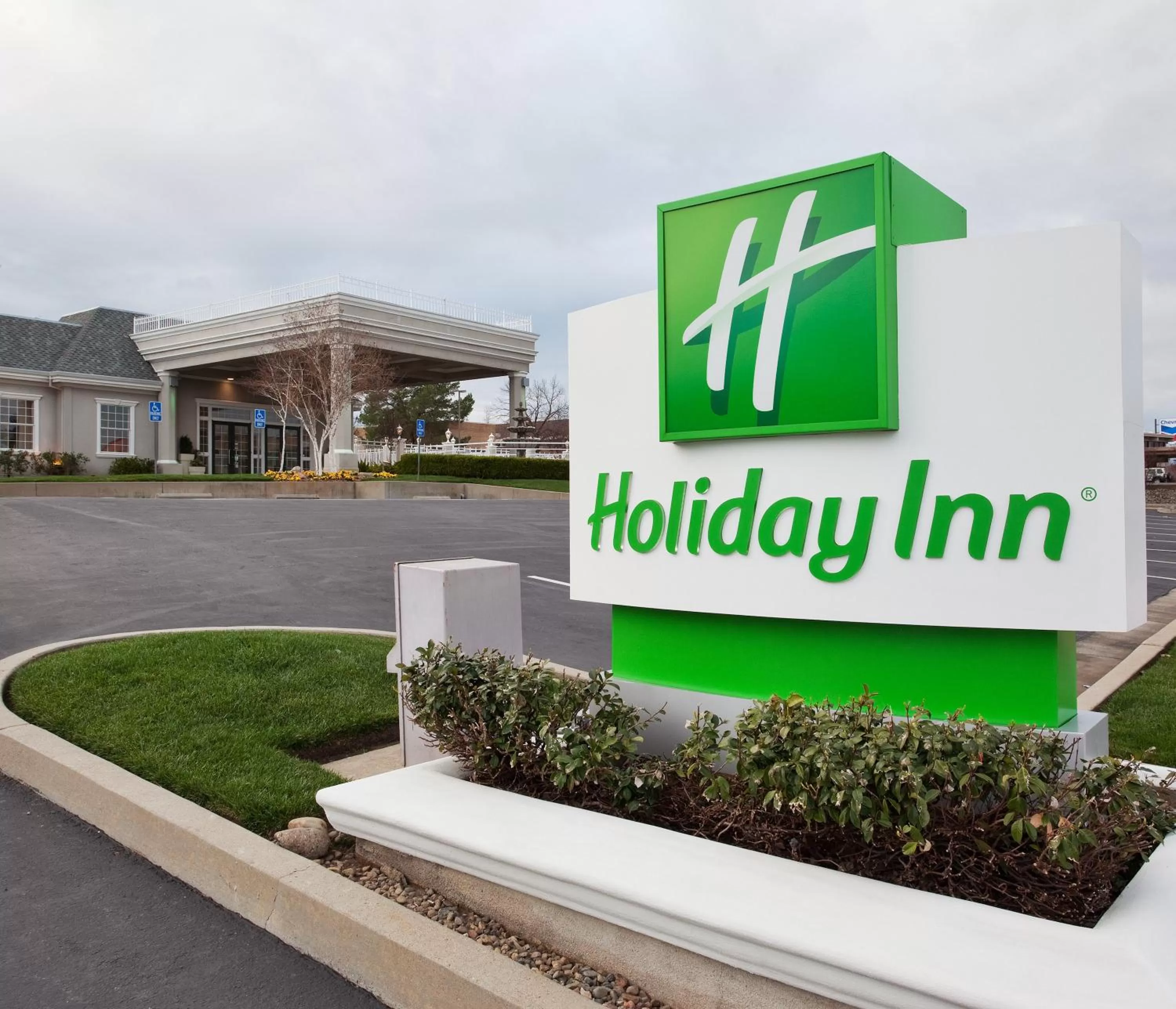 Property building in Holiday Inn Redding by IHG