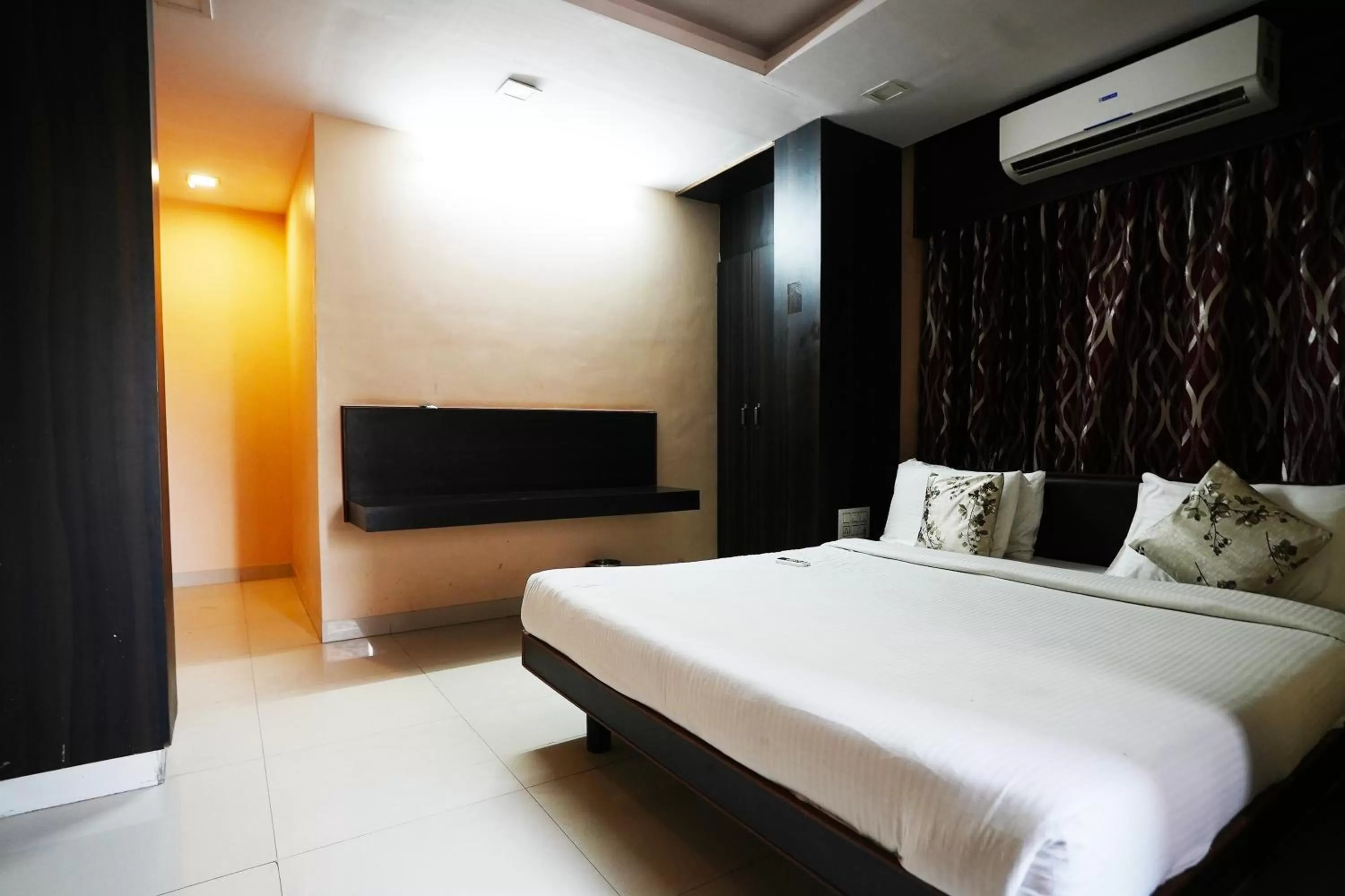 Bed in Hotel Madurai