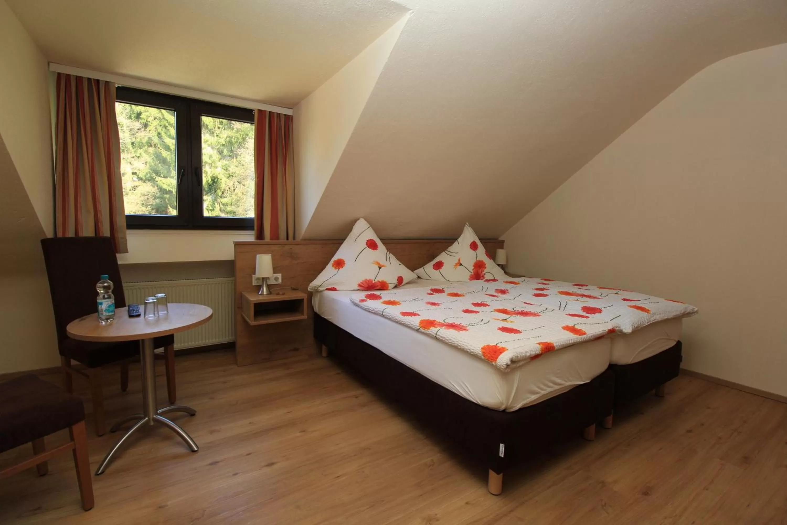 Bed in Waldhotel Albachmühle mit Albacher Stuben