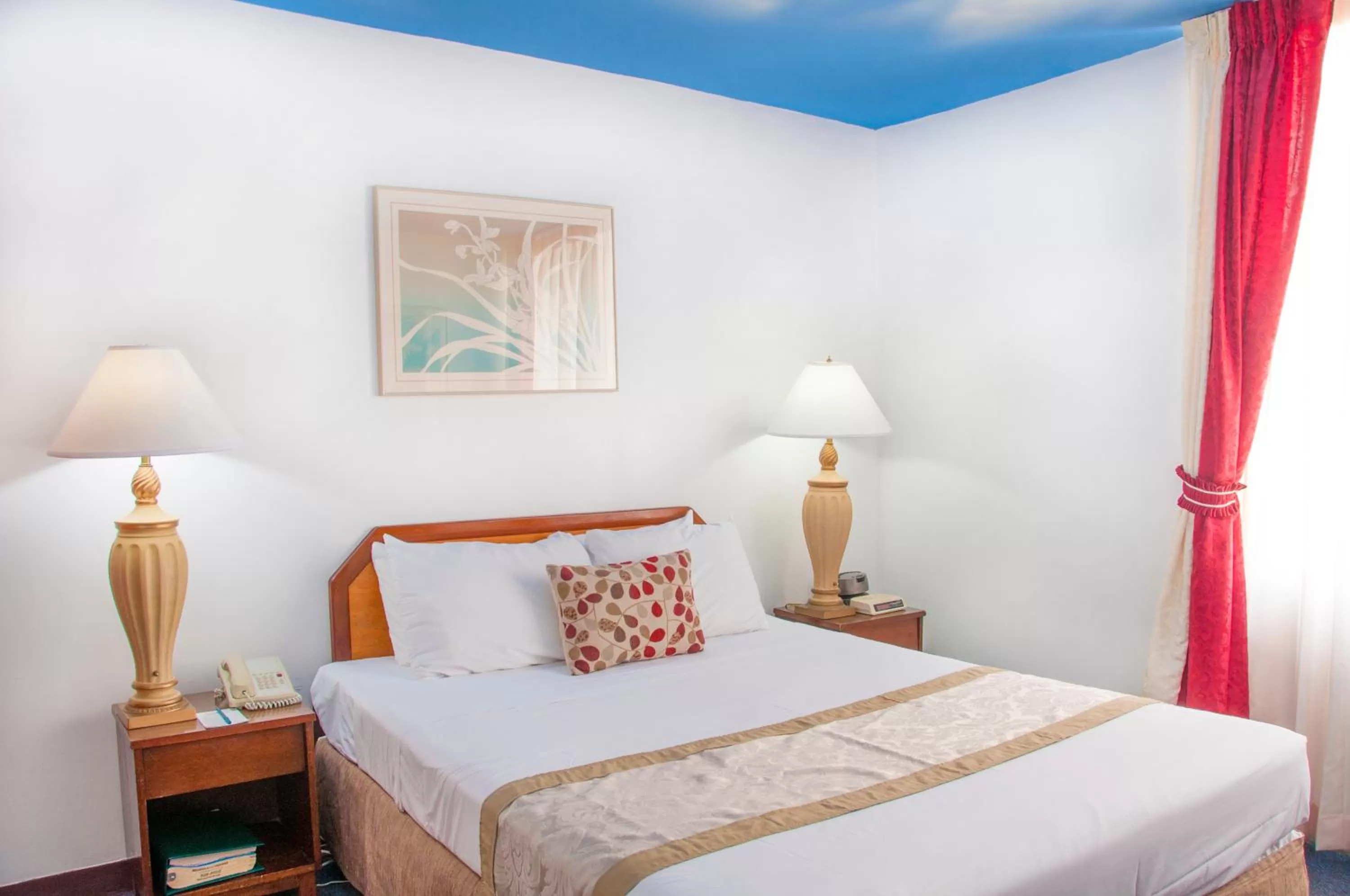 Bed in Holiday Surf Hotel (with full kitchen)