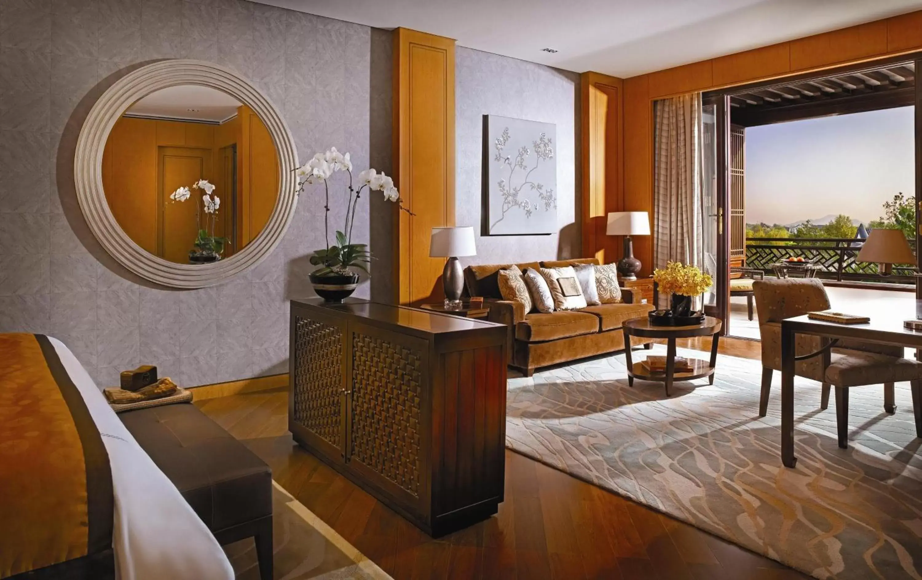 Premier Garden View King Room in Four Seasons Hotel Hangzhou at West Lake Premier Garden View King Room in Four Seasons Hotel Hangzhou at West Lake