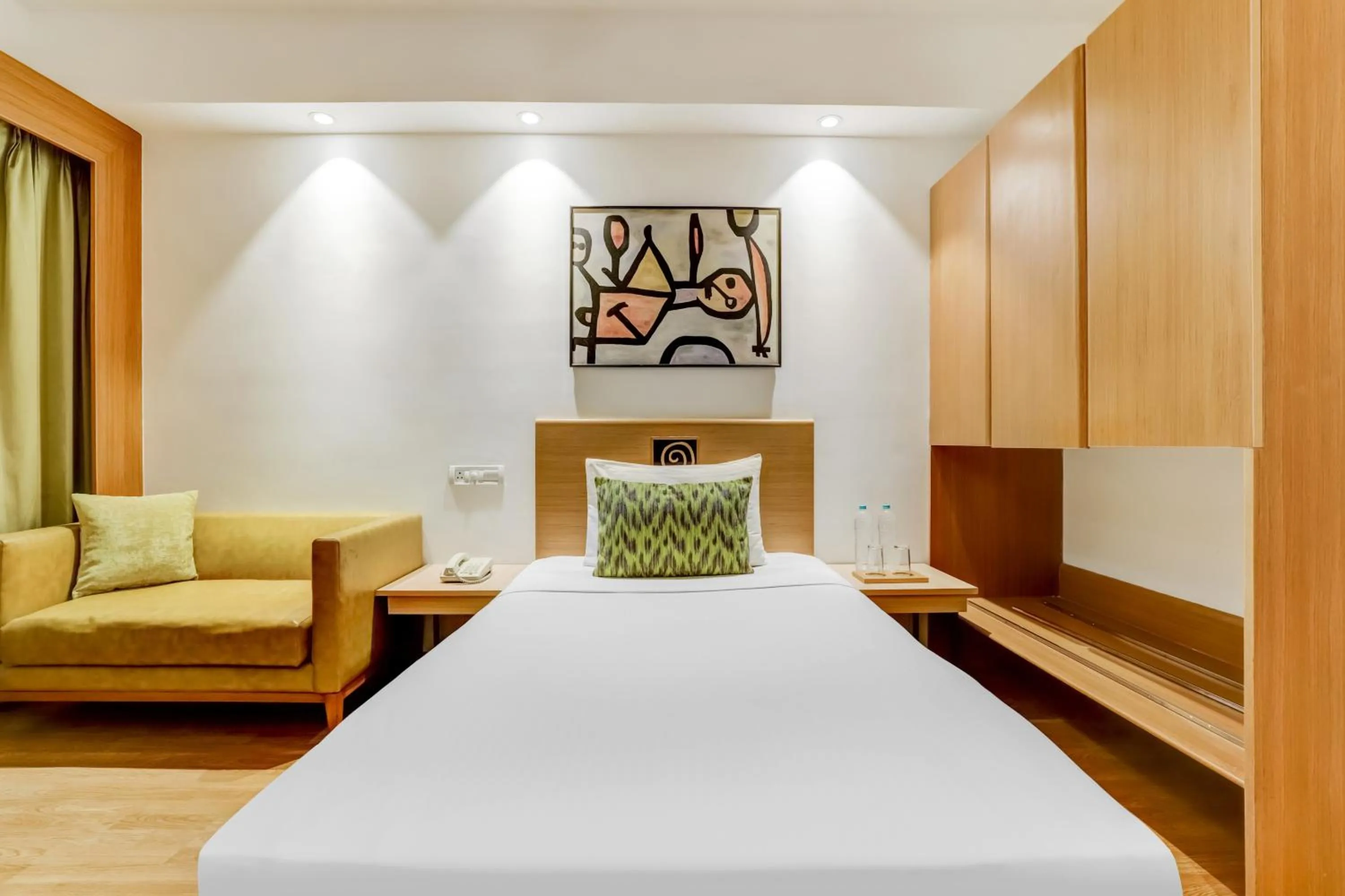 Bedroom, Bed in Lemon Tree Hotel, Ahmedabad