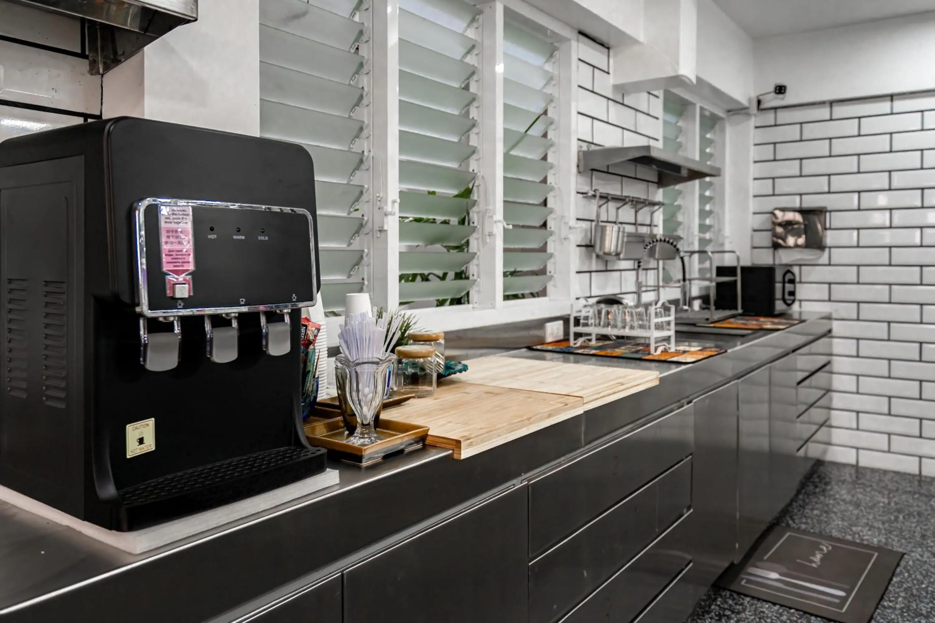 Communal lounge/ TV room in The Color Kata