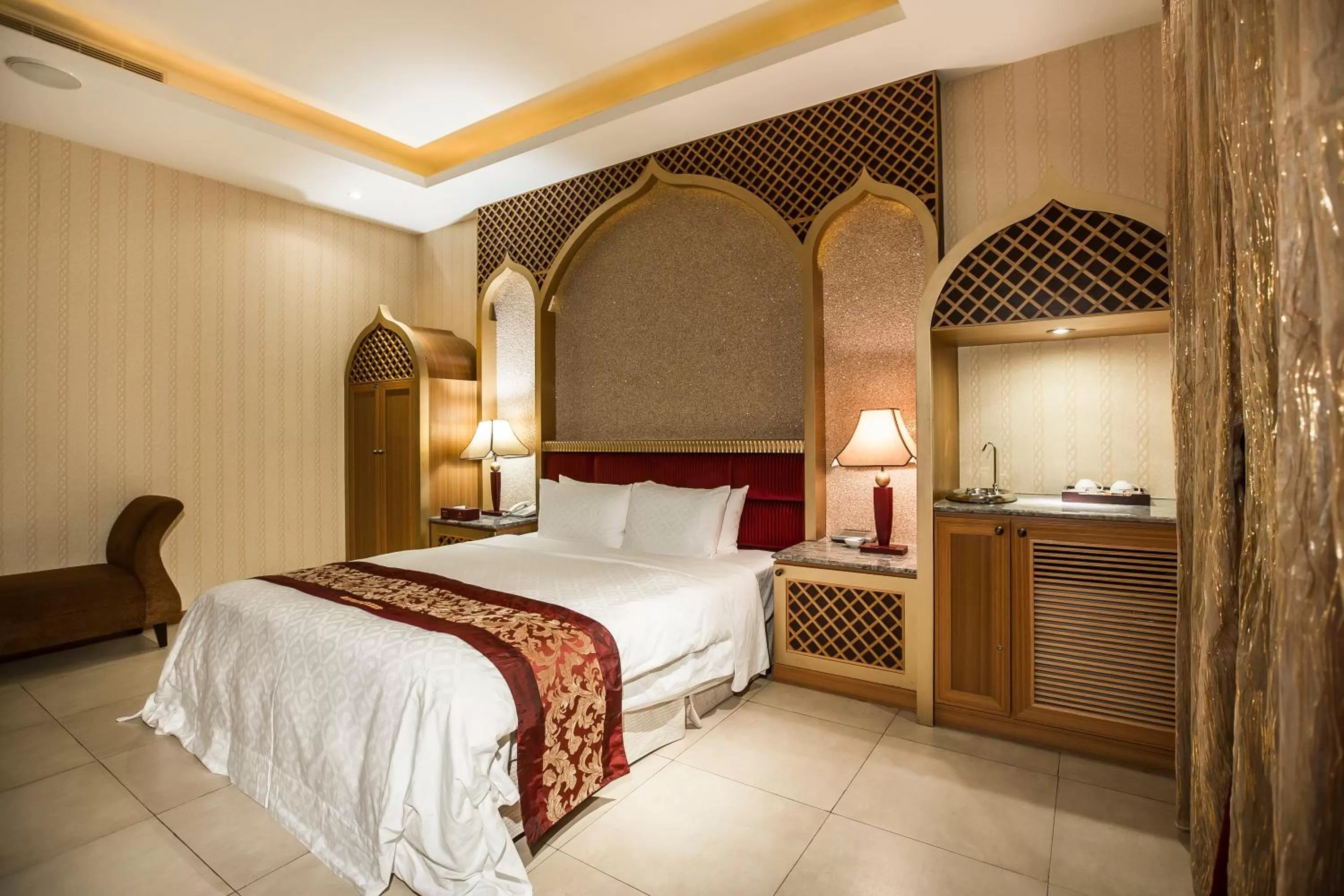 Bedroom, Bed in Moon Area Motel