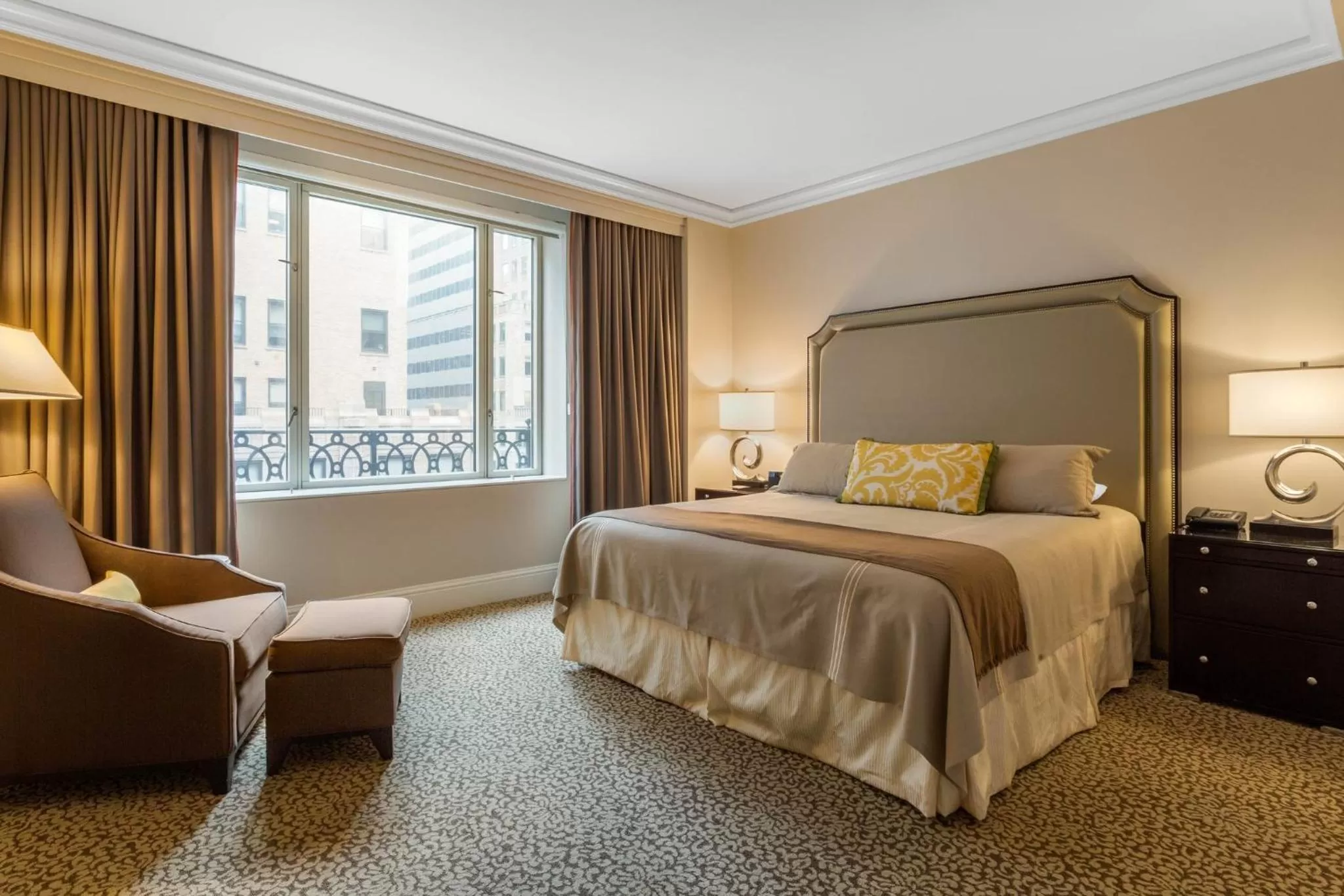 Photo of the whole room, Bed in Omni Berkshire Place