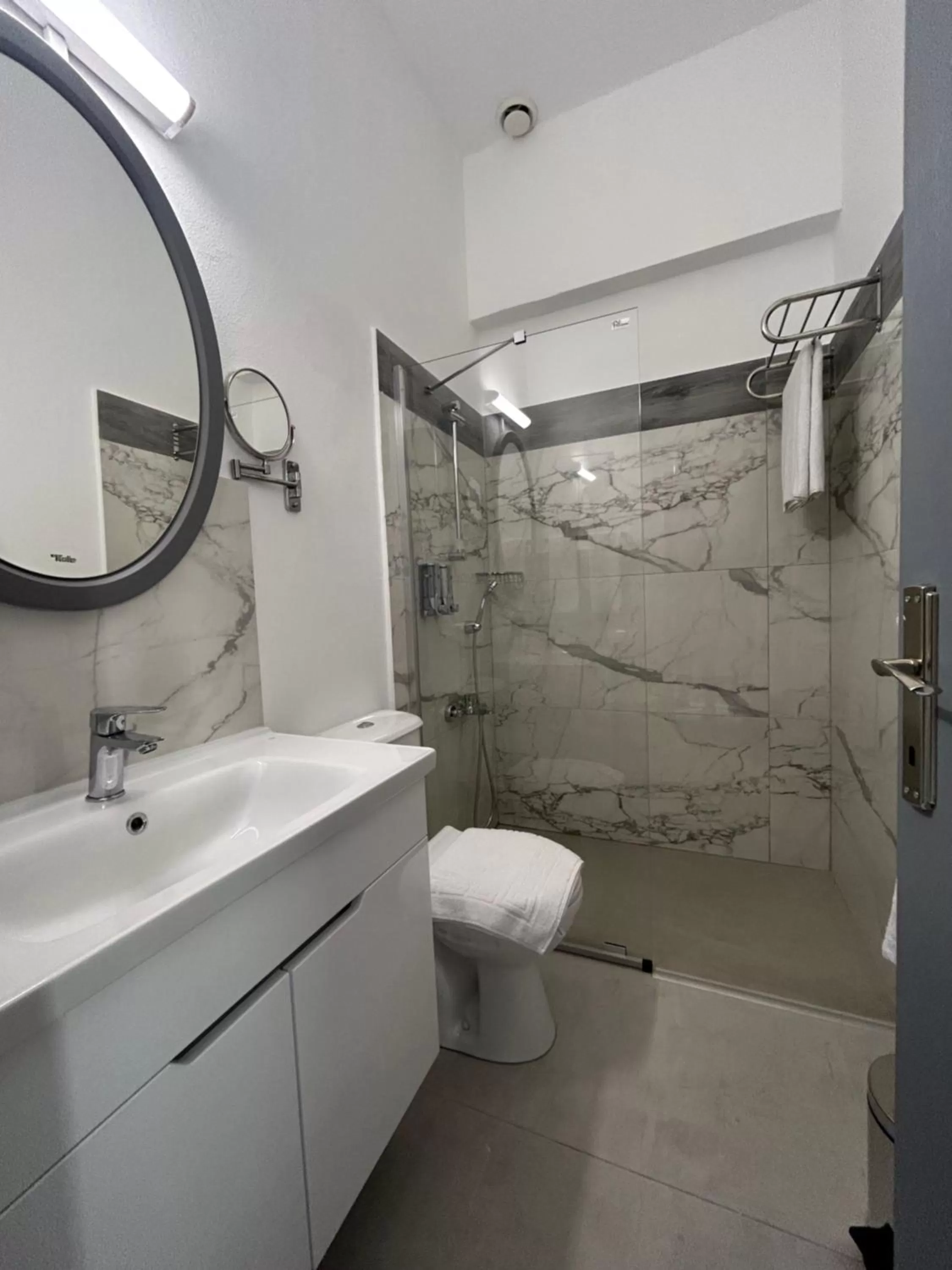 Bathroom in Royal Goddess Guest House, Walled City