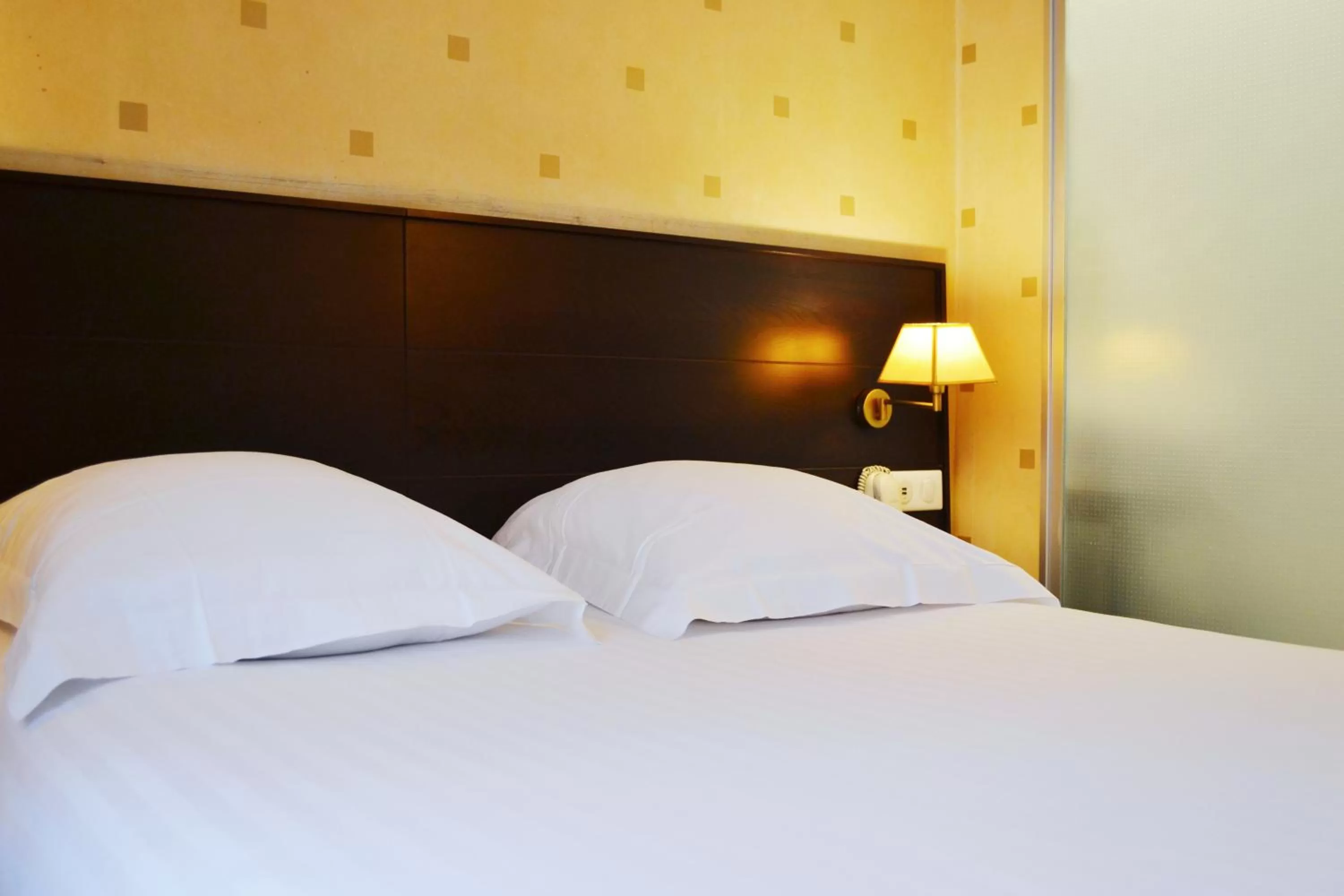 Bed in Hôtel de l'Exposition - Tour Eiffel