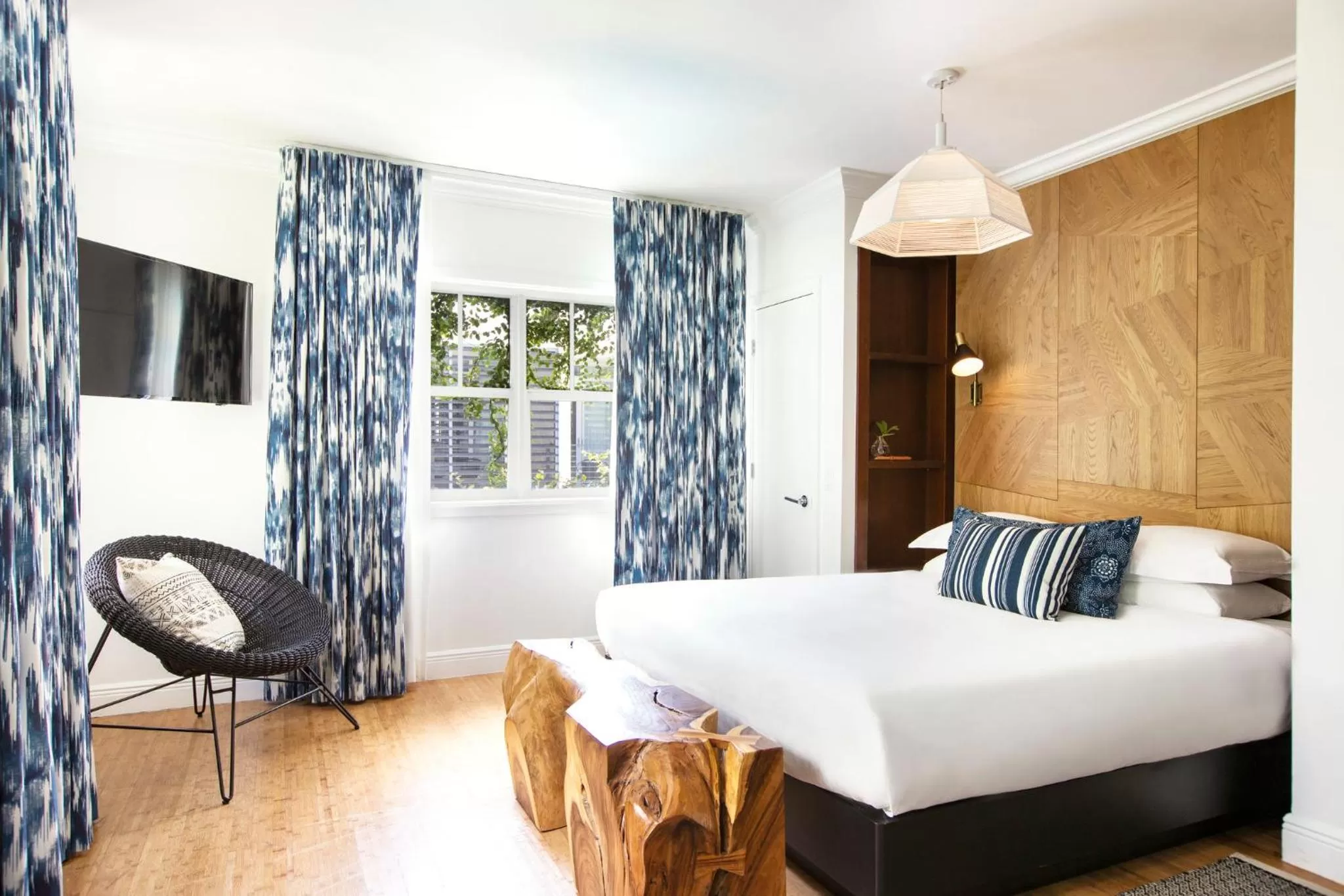 Photo of the whole room, Bed in Kimpton Angler’s Hotel South Beach by IHG