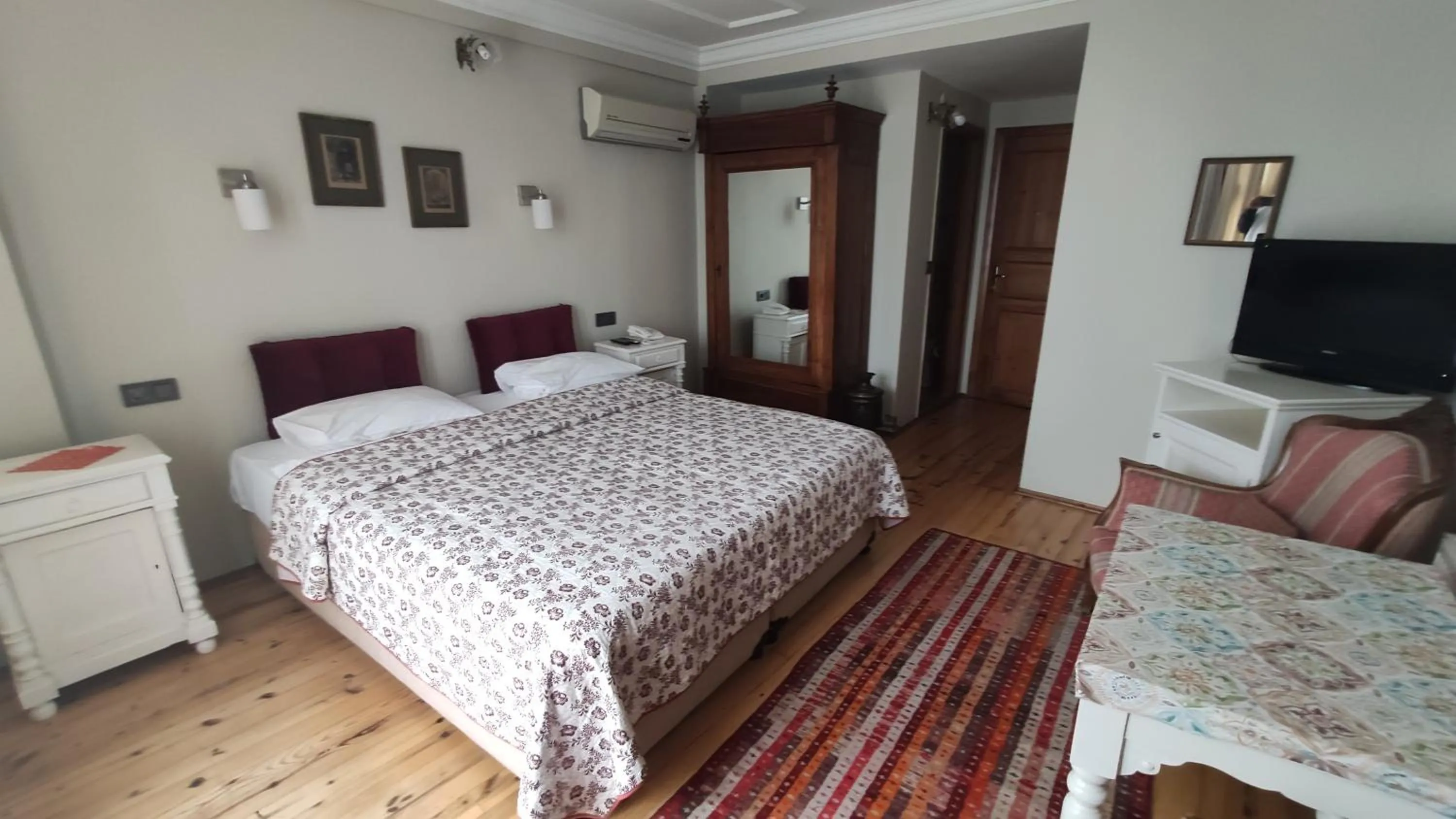 Balcony/Terrace, Bed in Turkoman Hotel