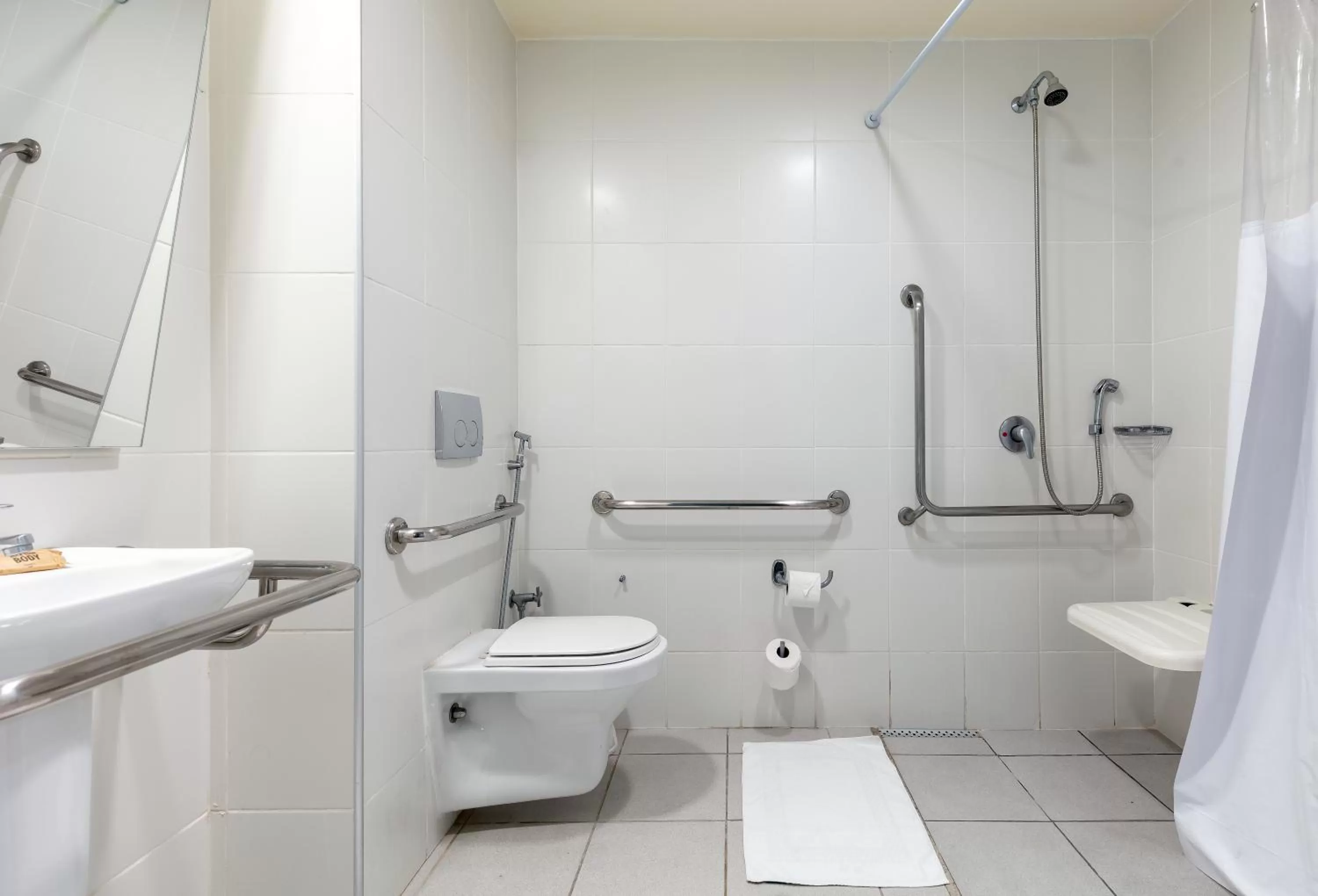 Bathroom in ibis budget BH Afonso Pena Savassi