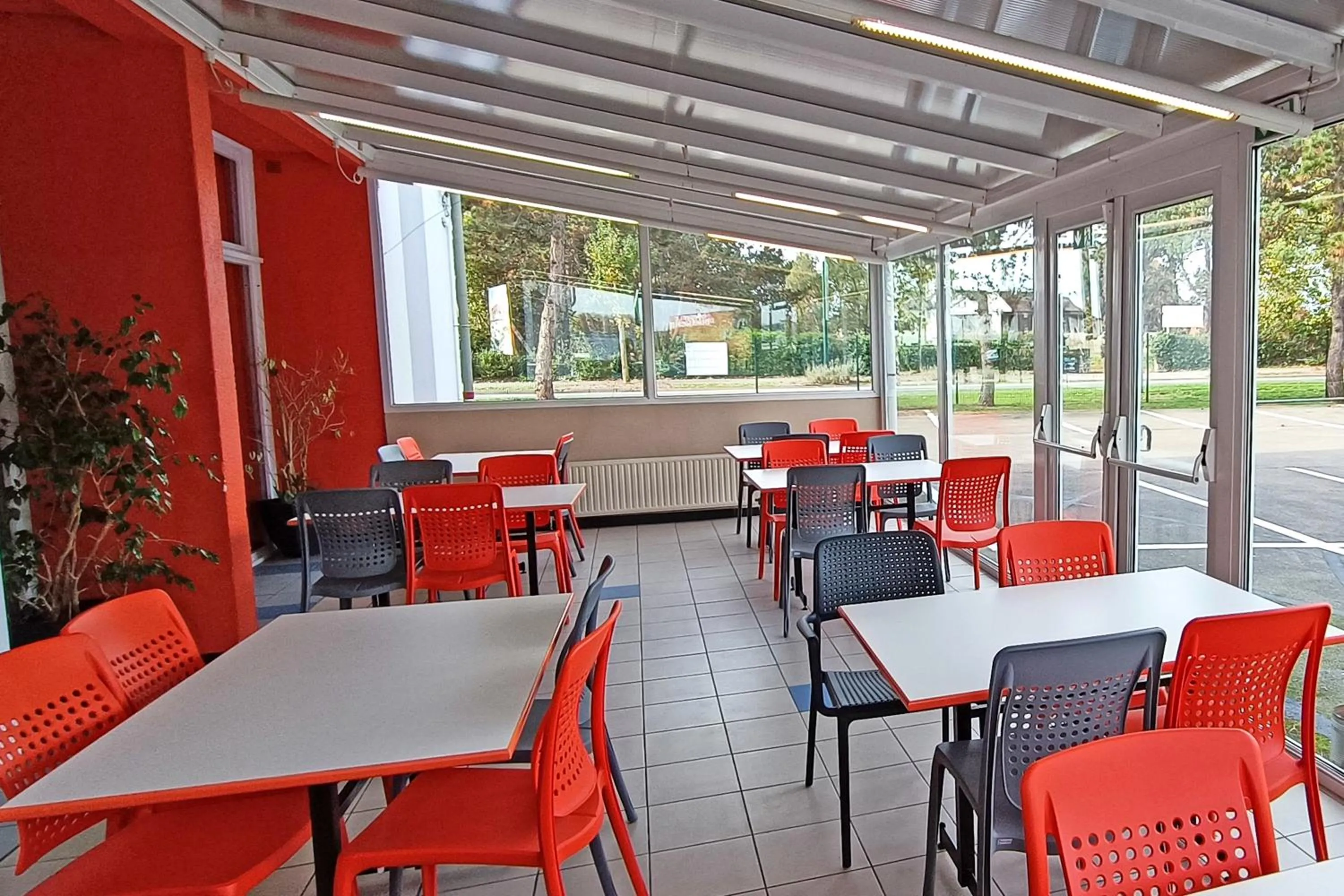 Patio in The Originals Access, Hôtel les Iris, Berck-sur-Mer