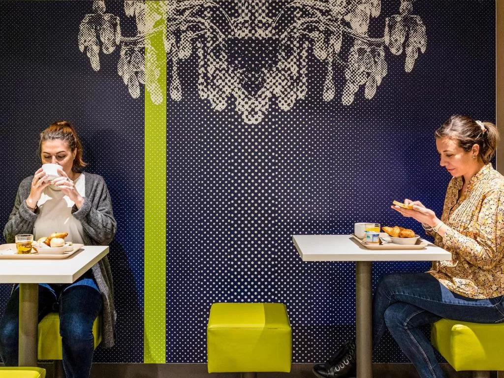 Seating area in ibis budget Bordeaux Centre Mériadeck