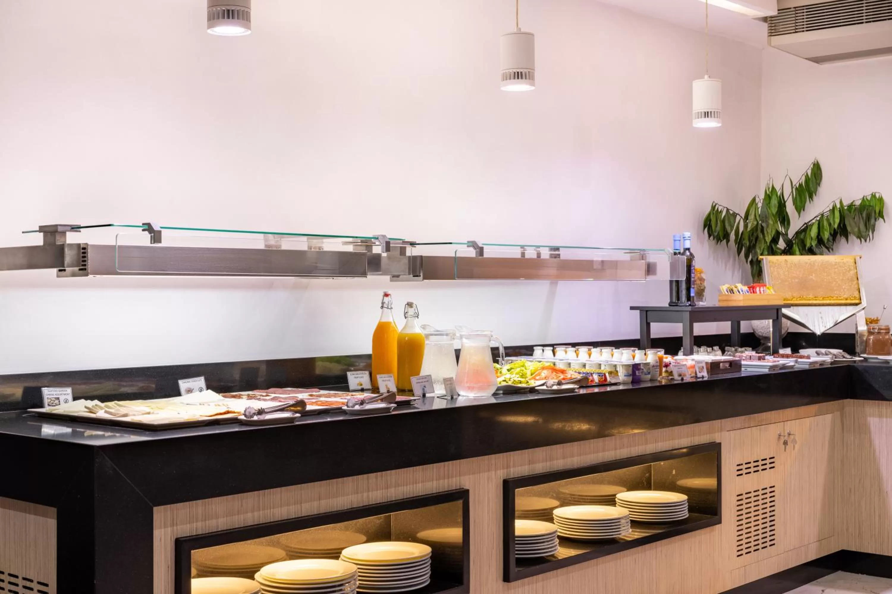 Restaurant/places to eat in Hotel Colon Rambla