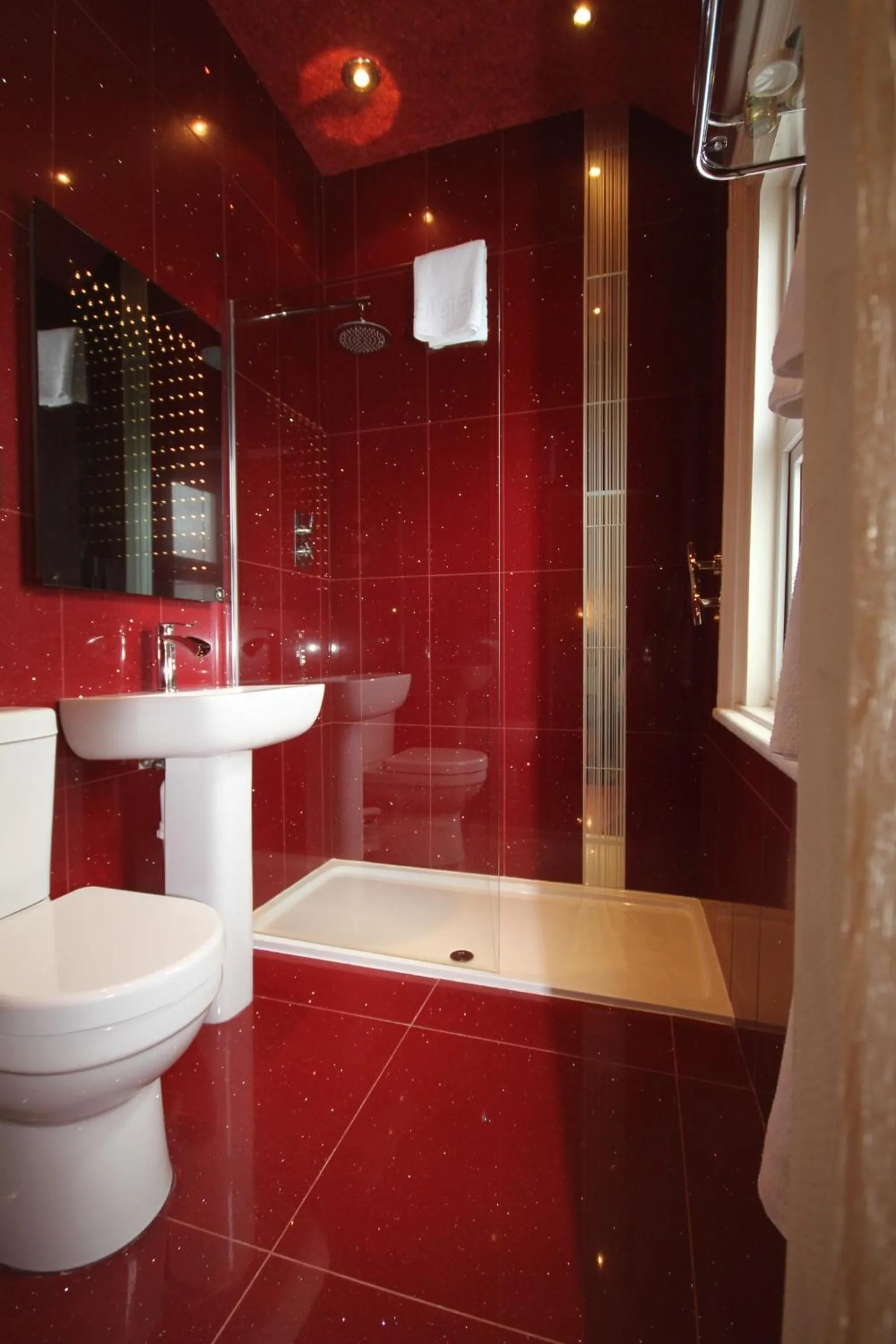 Shower in The Lilly Restaurant With Rooms