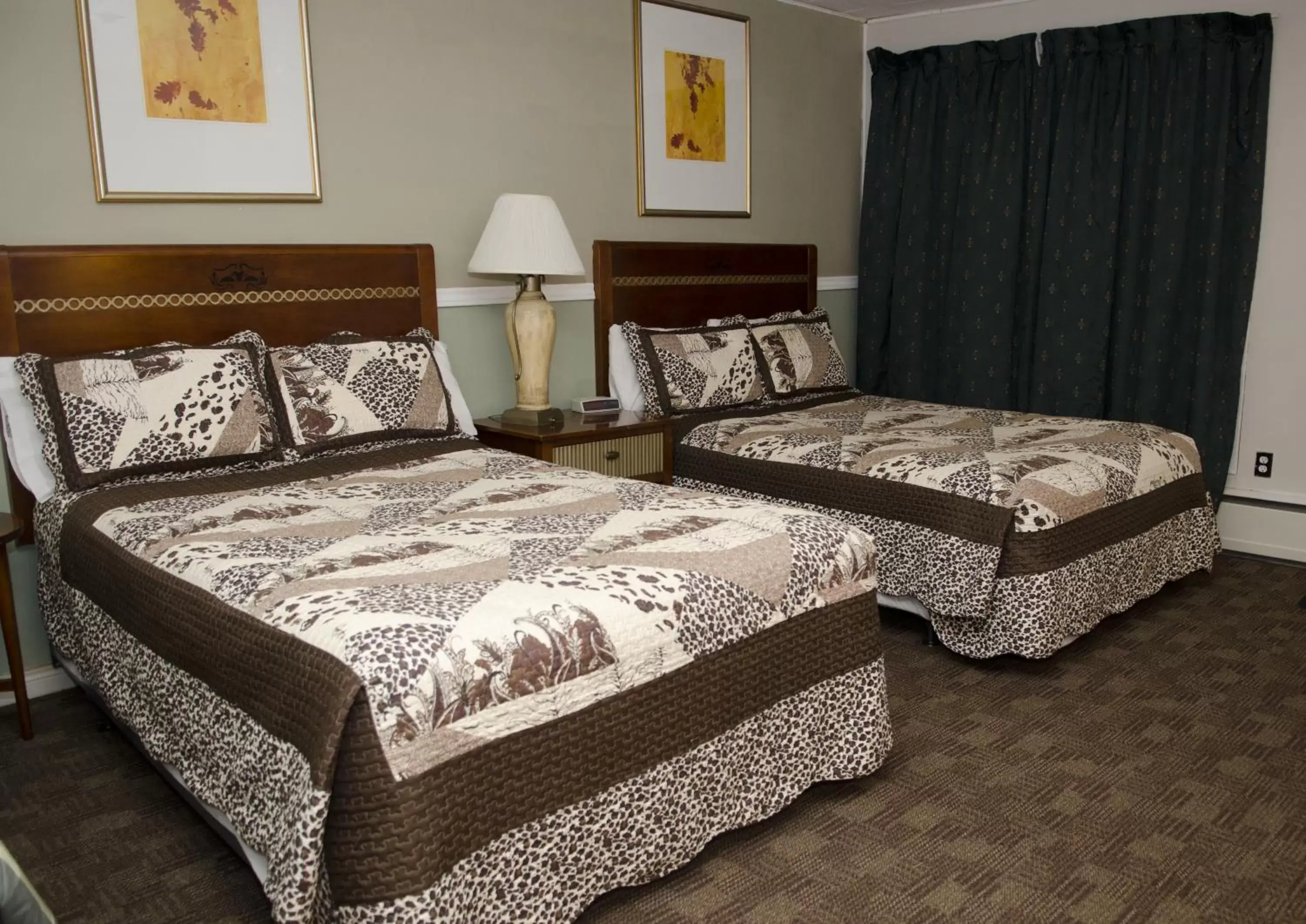 Double Room with Two Double Beds - Non-Smoking in Thriftlodge Cochrane Double Room with Two Double Beds - Non-Smoking in Thriftlodge Cochrane