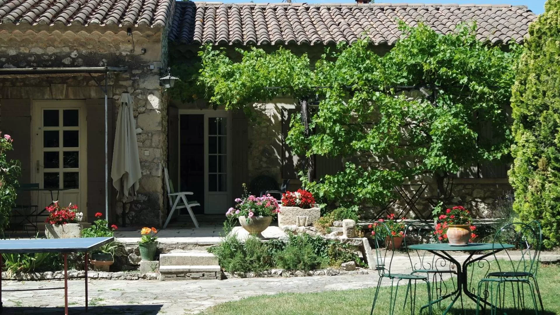 Patio in Mas Grimaud - Gîte- Studio et chambres d'hôtes familiales