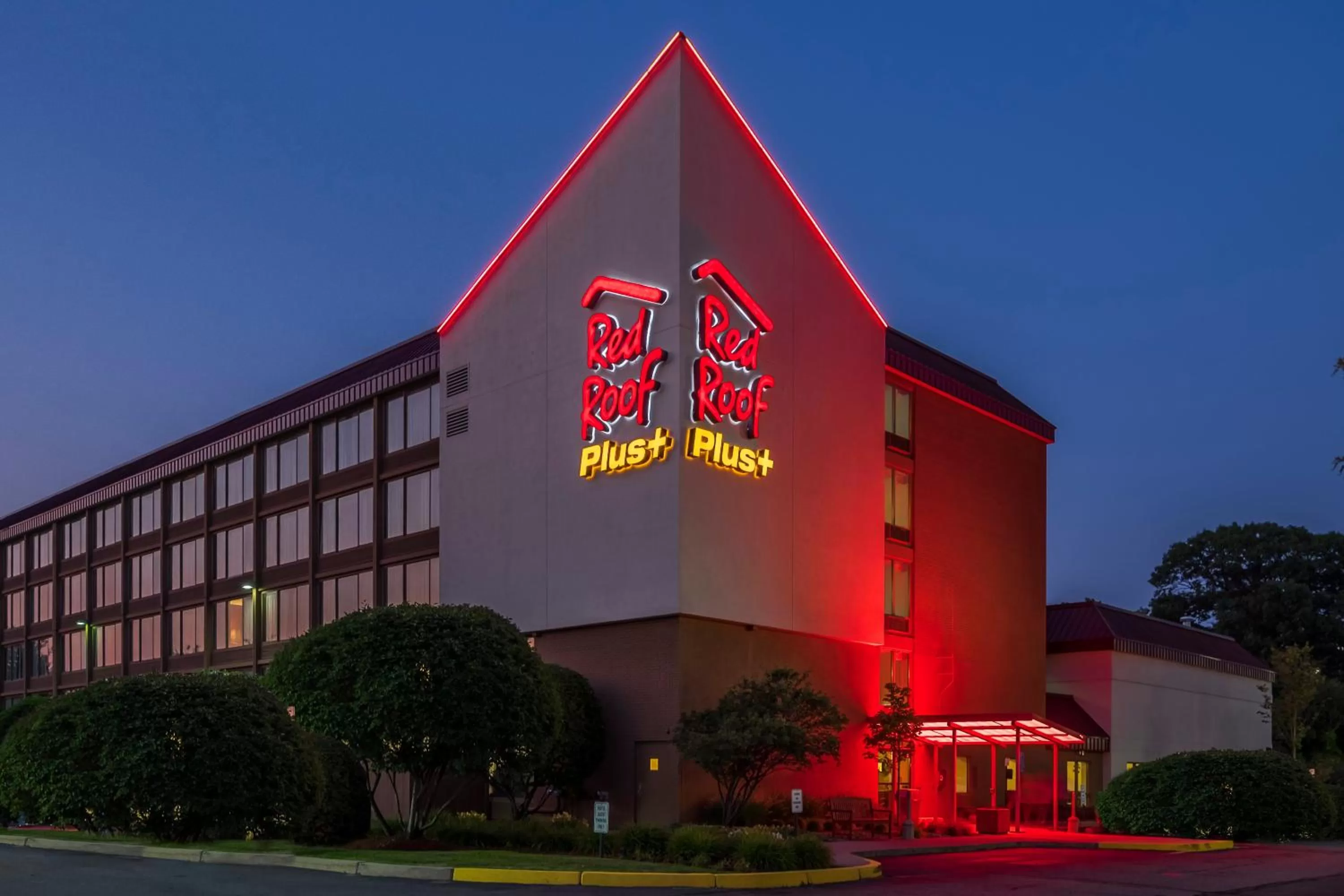 Property building in Red Roof Inn PLUS+ Boston - Woburn/ Burlington