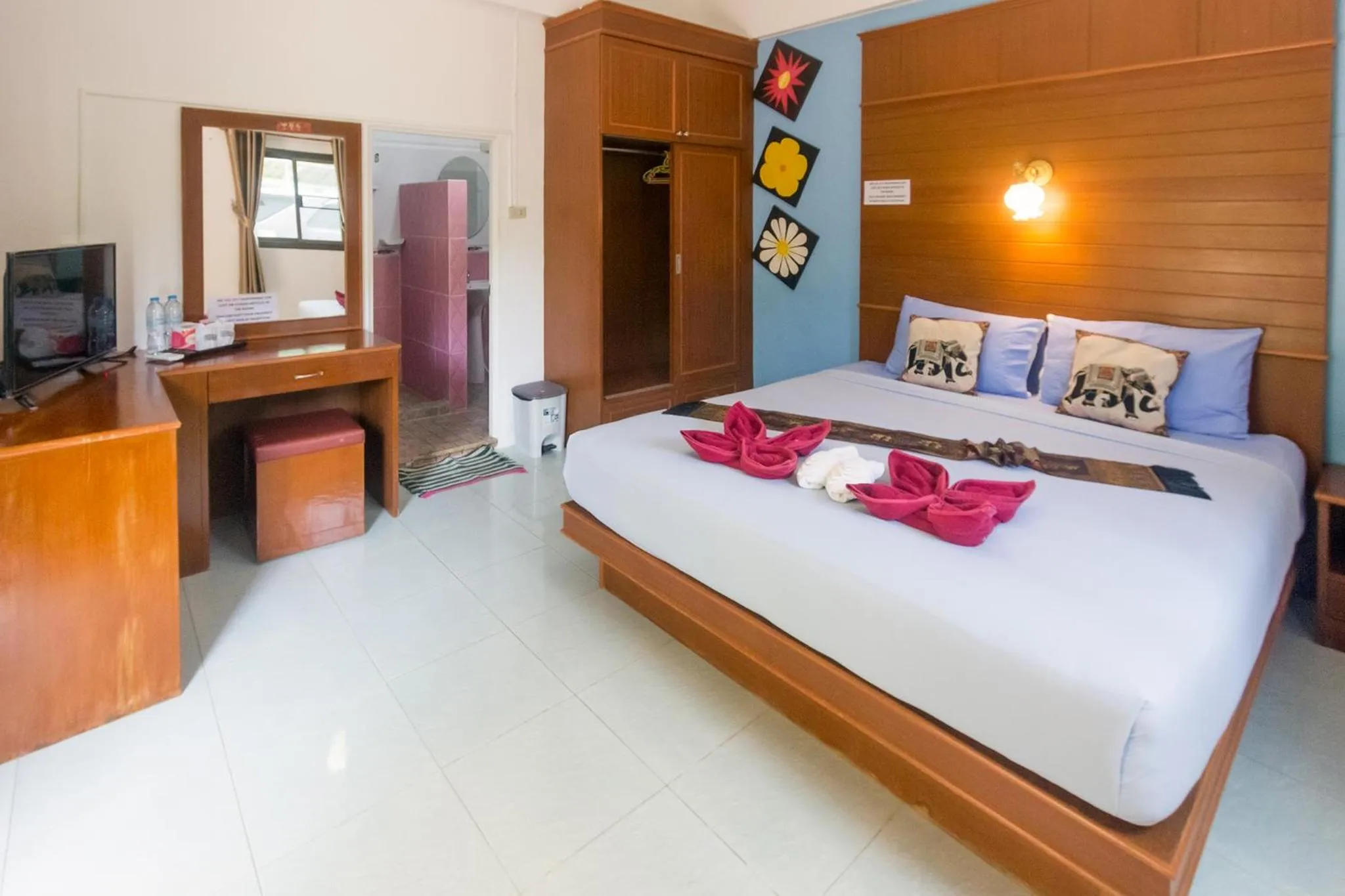 Bedroom, Bed in Lanta Garden Home