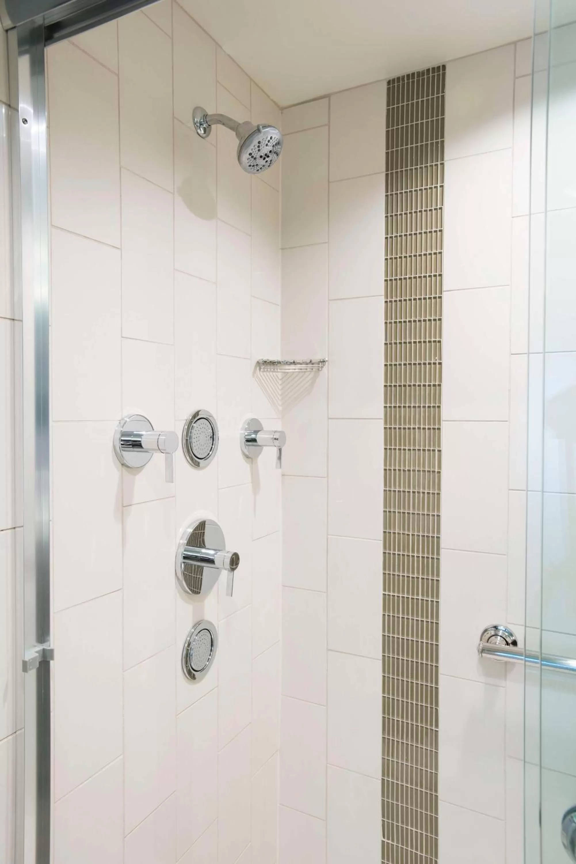 Bathroom in Hyatt Place Cincinnati/Sharonville Convention Center