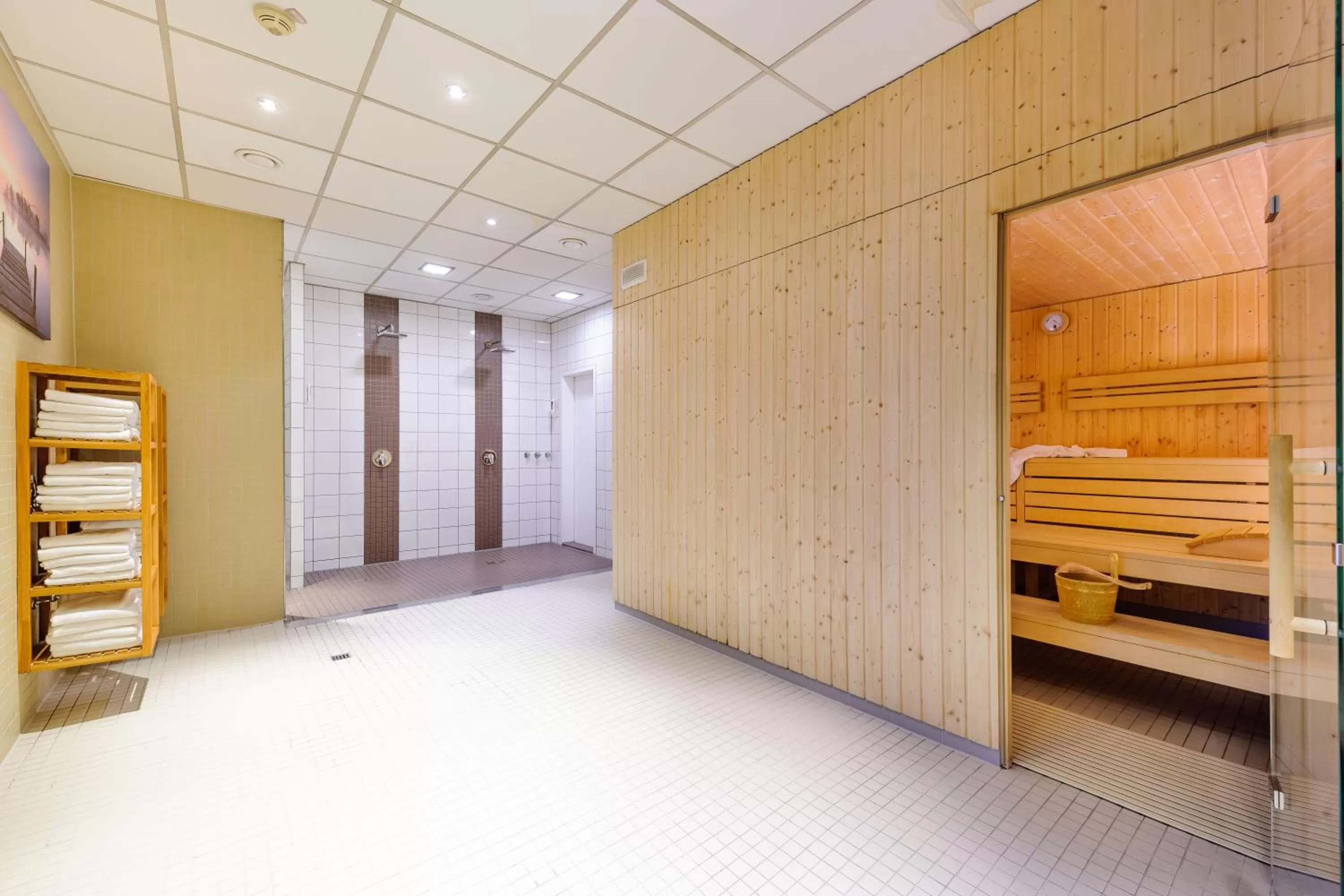 Shower, Bed in Mercure Stuttgart Sindelfingen an der Messe
