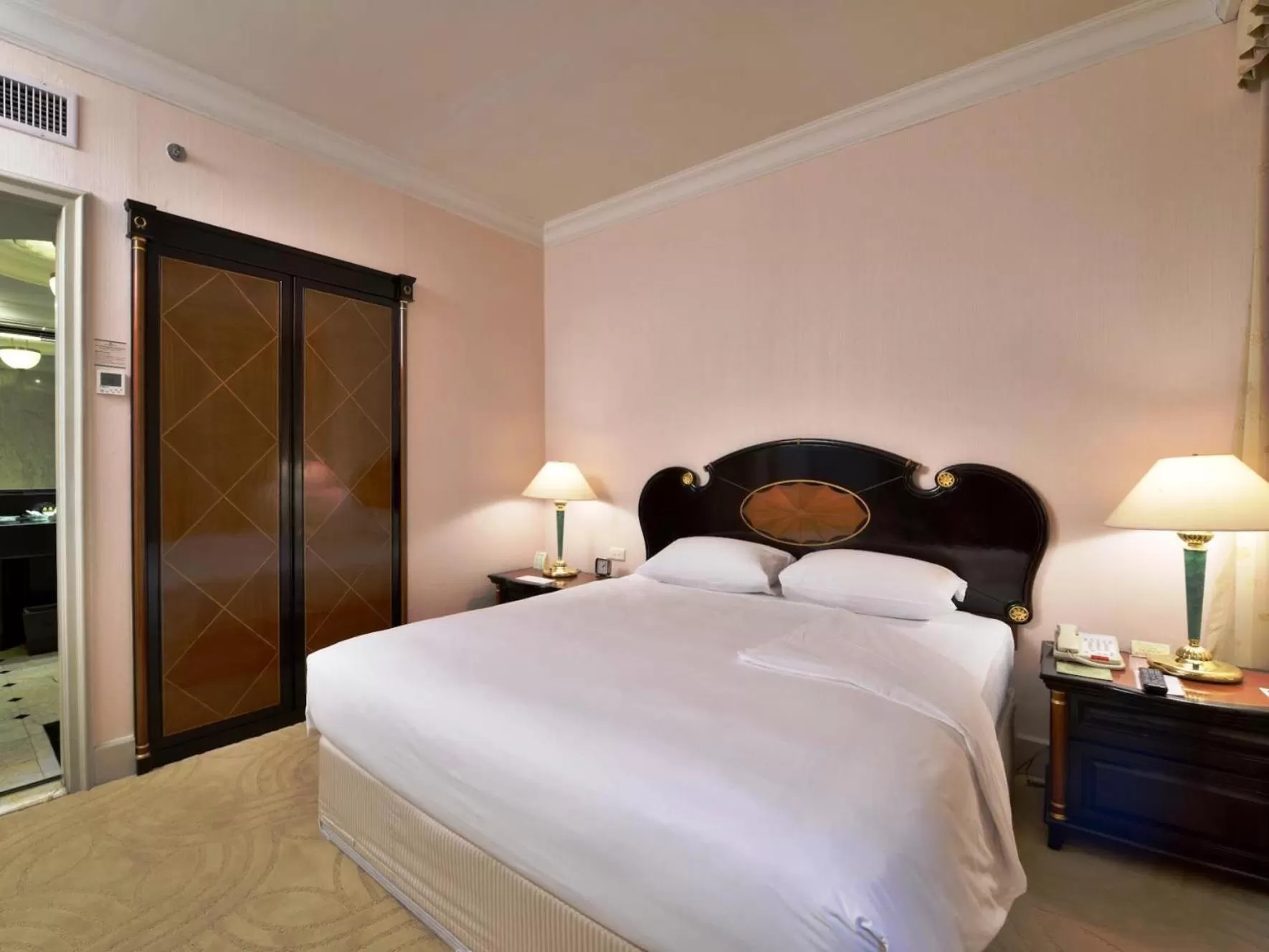 Bedroom in Evergreen Laurel Hotel Bangkok