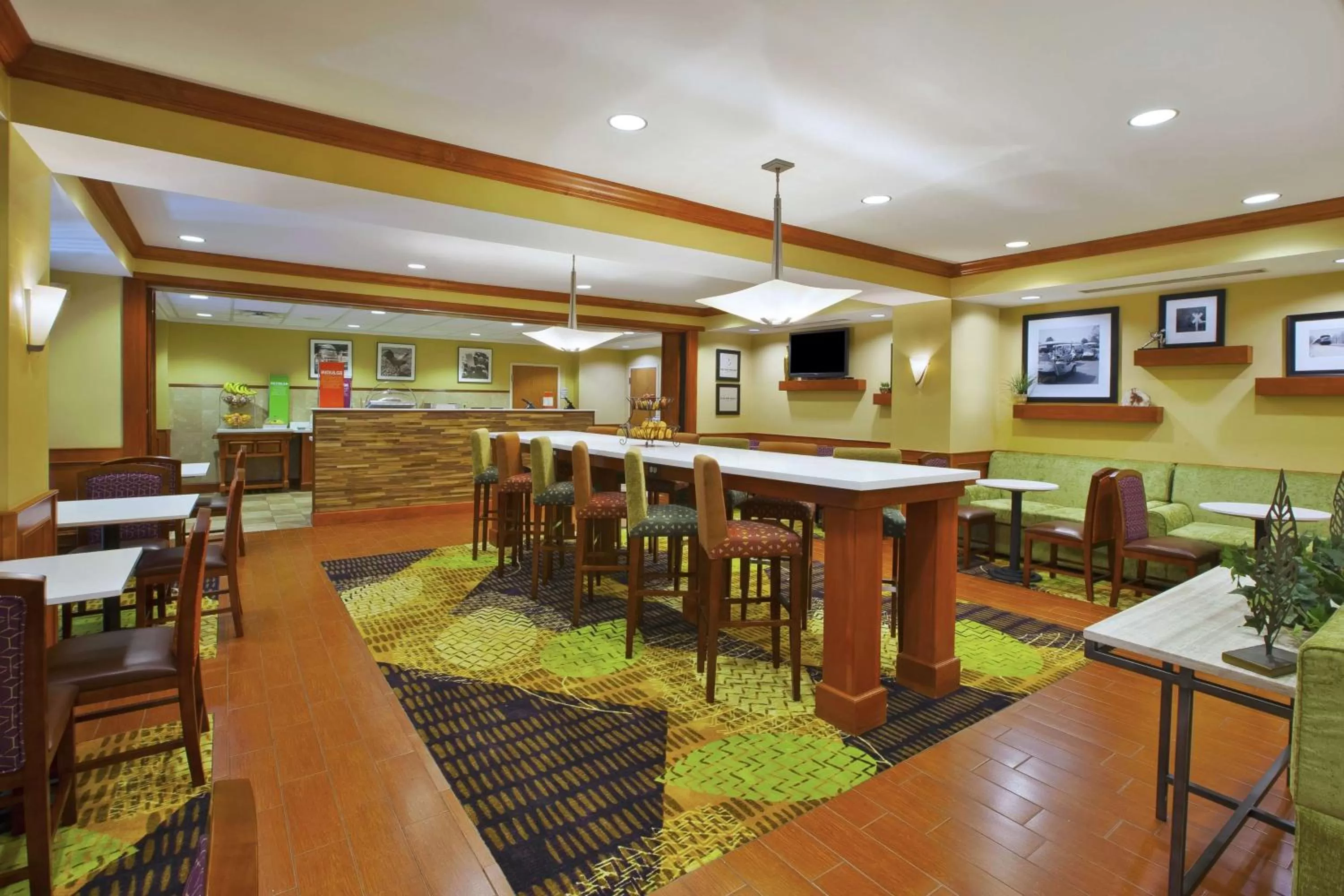 Dining area in Hampton Inn Commerce/Novi