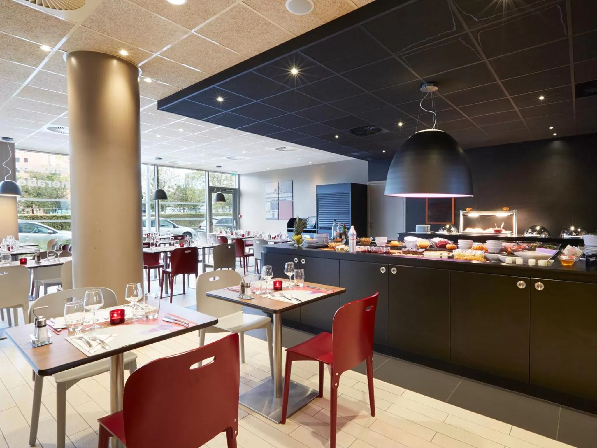 Restaurant/places to eat in Campanile Lille Euralille