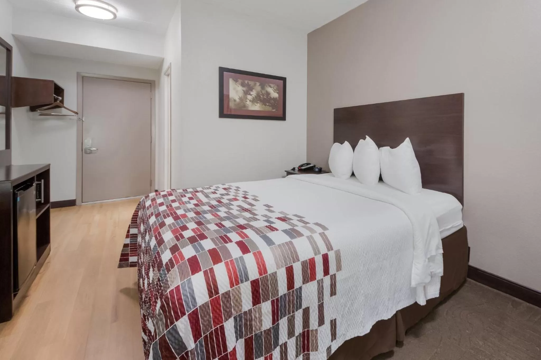 Bedroom, Bed in Red Roof Inn San Antonio - Seaworld Northwest