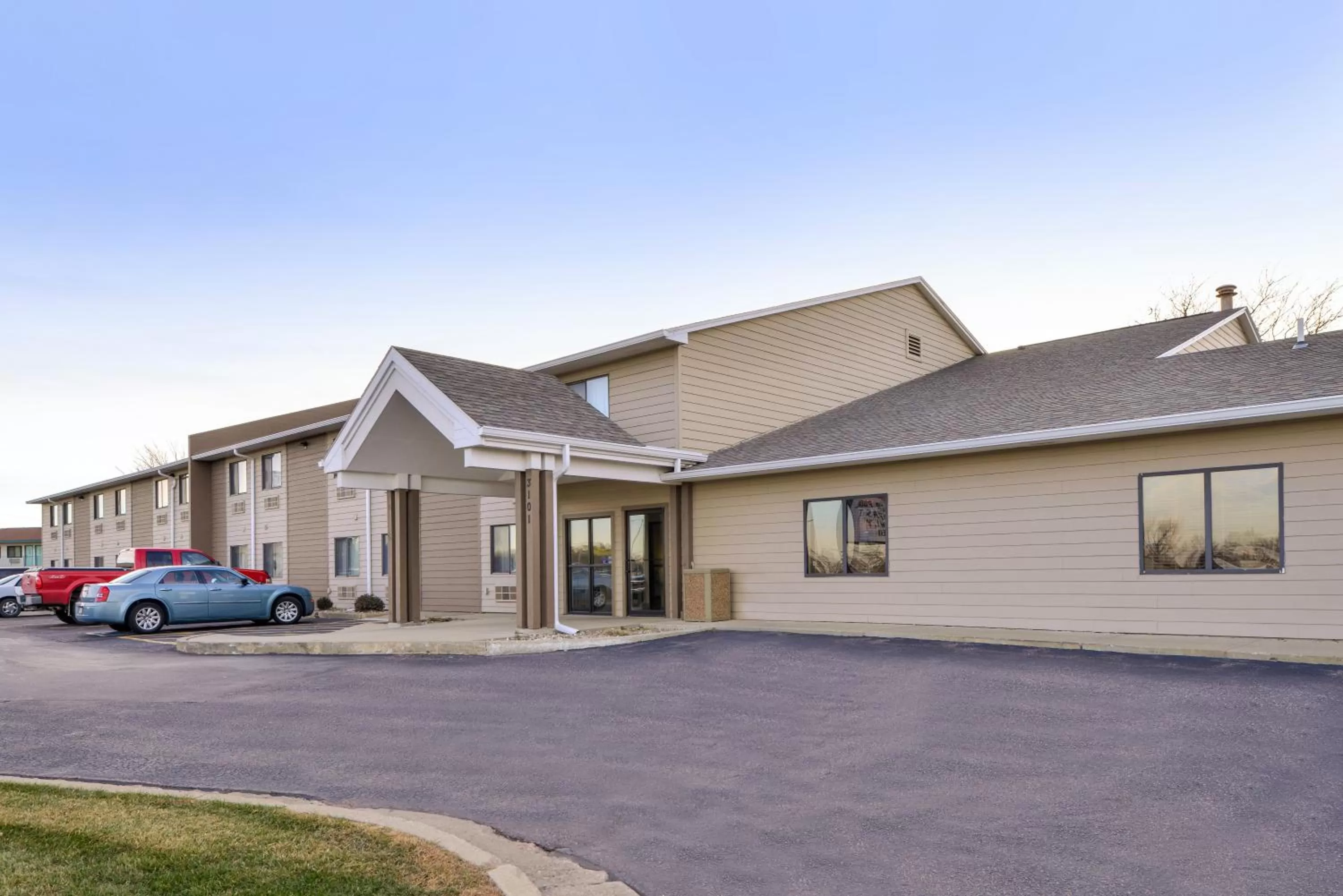 Property building in Baymont by Wyndham Sioux Falls North,I-29,Russell St, Airport