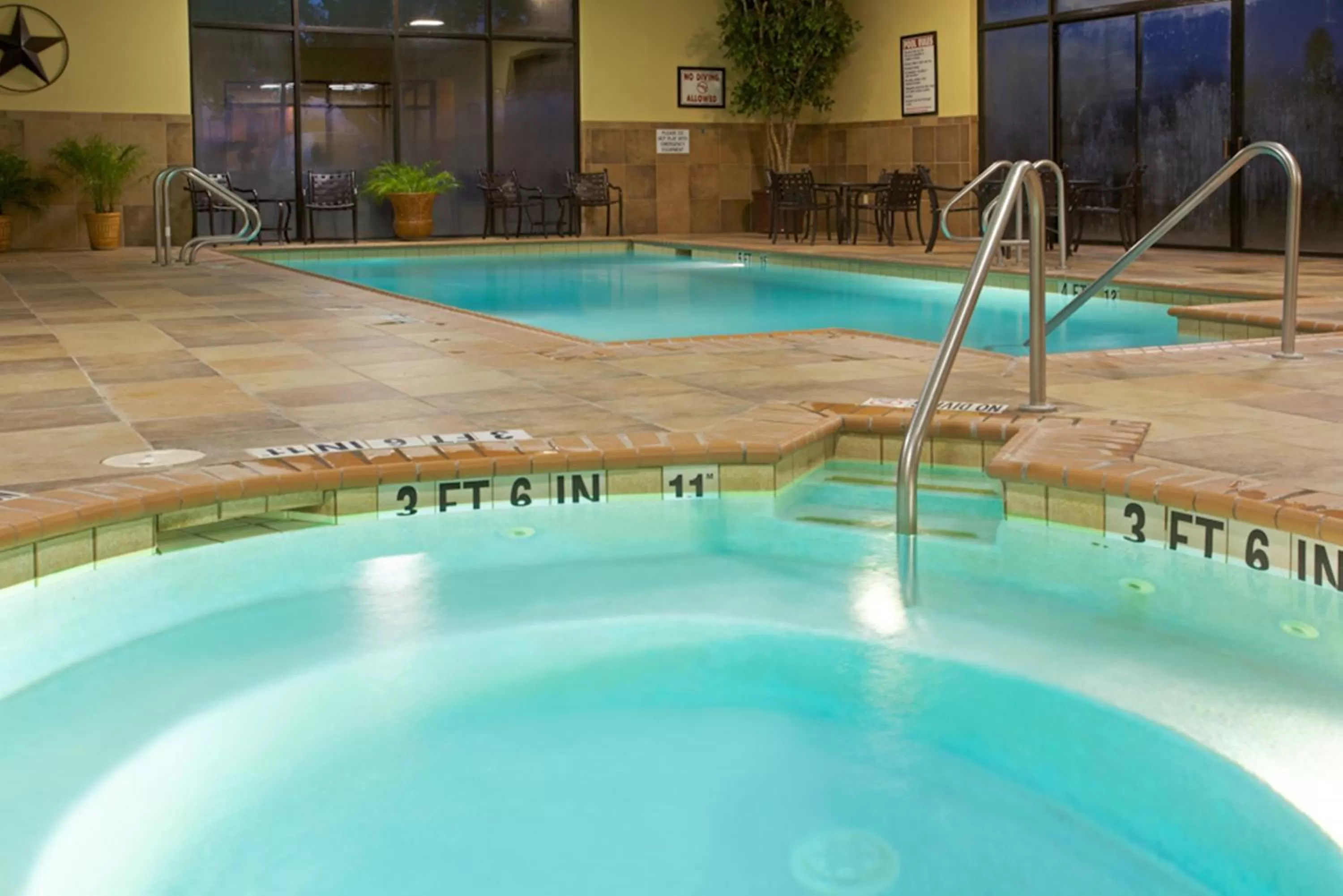 Swimming pool in Holiday Inn Hotel and Suites Beaumont-Plaza I-10 & Walden by IHG