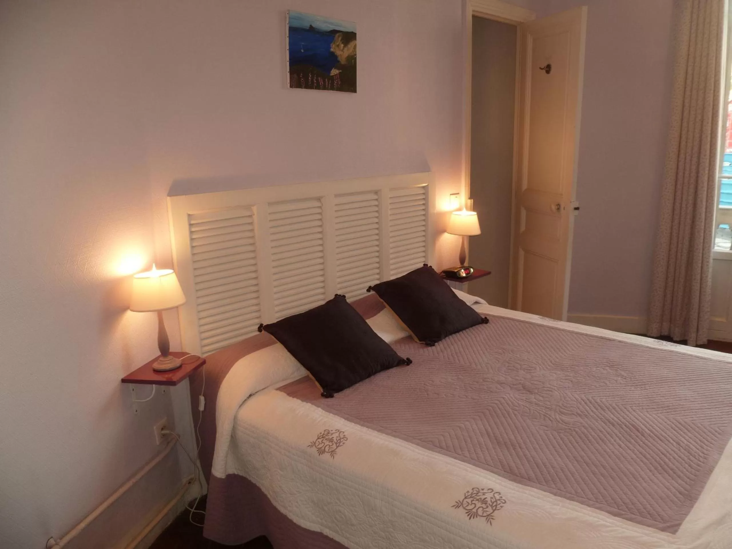 Bathroom, Bed in Hotel Victor Hugo Nice